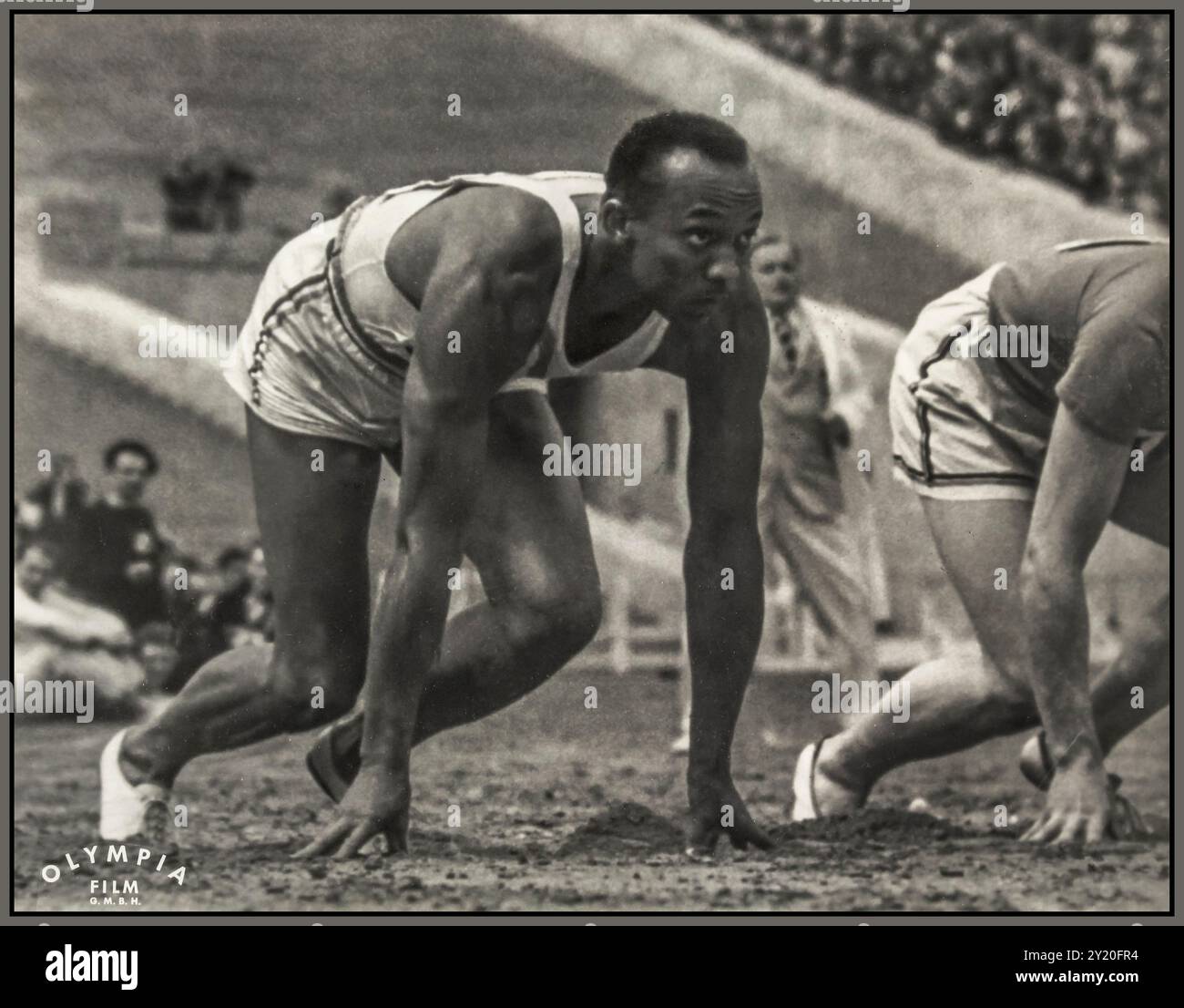 Le Olimpiadi estive di Berlino del 1936, note anche come Olimpiadi naziste, si tennero nella Germania nazista sotto il regime di Adolf Hitler. I giochi sono stati pesantemente utilizzati come strumento di propaganda per promuovere l'ideologia nazista. Tuttavia, sono anche ricordati per la notevole prestazione di Jesse Owens, un atleta afroamericano che ha vinto quattro medaglie d'oro, distruggendo la visione di Hitler della supremazia ariana. Berlino 1936 Olimpiadi naziste Jesse Owen Olympia Film GMBH Foto Stock