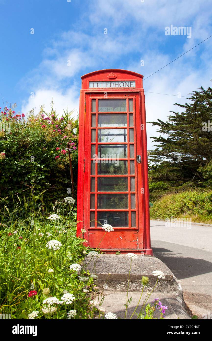 Una cabina telefonica rossa in un villaggio in Inghilterra, Regno Unito Foto Stock