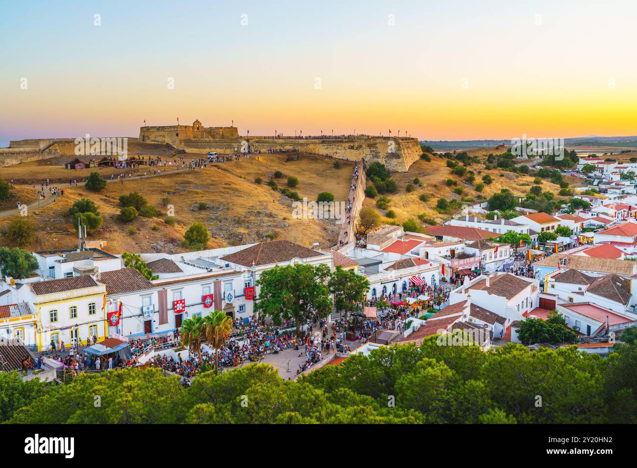 Celebrazione del patrimonio medievale con folle vivaci e decorazioni festose a Castro Marim. Foto Stock