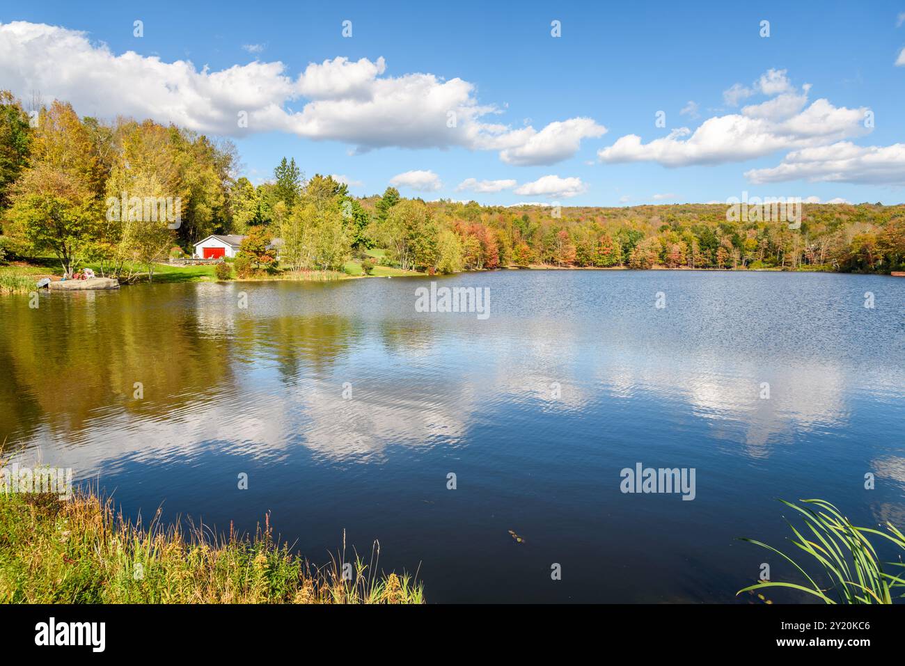 Insenatura su un bellissimo lago con coste boscose colorate in una limpida giornata autunnale Foto Stock