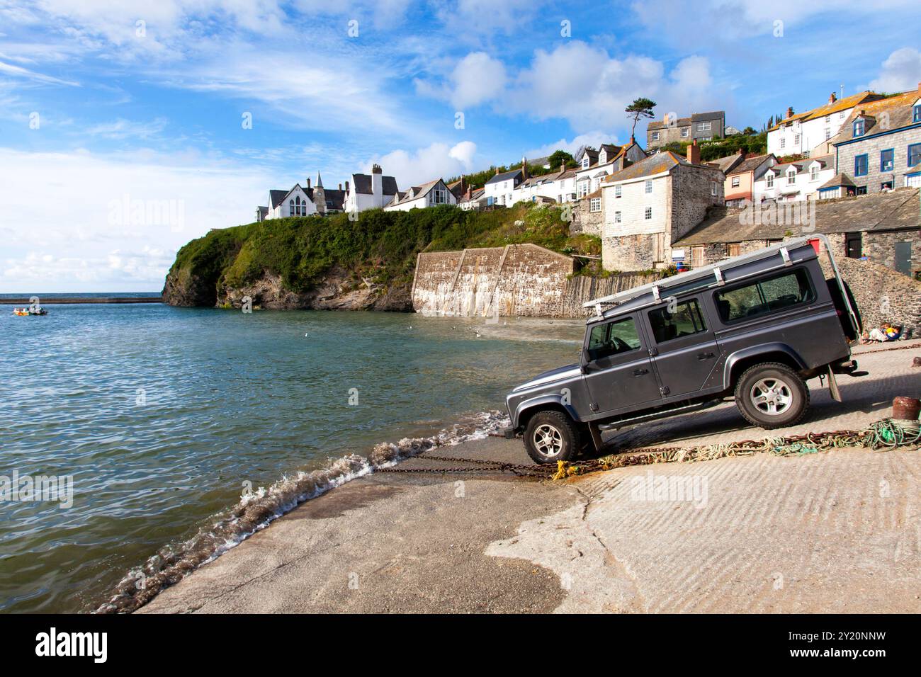 Un Land Rover Defender sullo scalo di Port Isaac Harbour. Cornovaglia, Inghilterra, Regno Unito Foto Stock