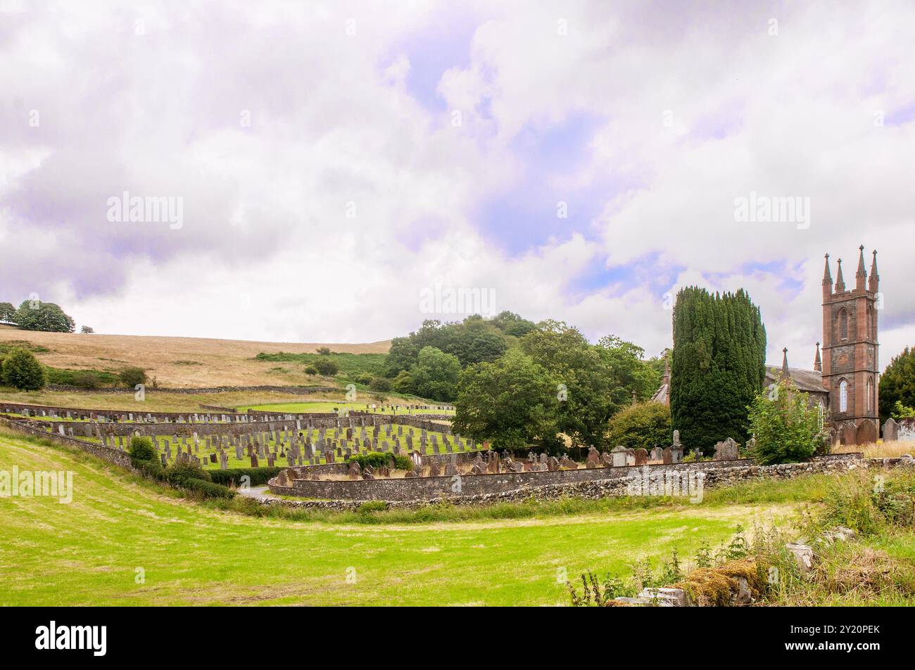 Vecchie e nuove lapidi sul terreno di sepoltura e Glencairn Church nell'Amleto di Kirkland Dumfries e Galloway Scotland Regno Unito Foto Stock