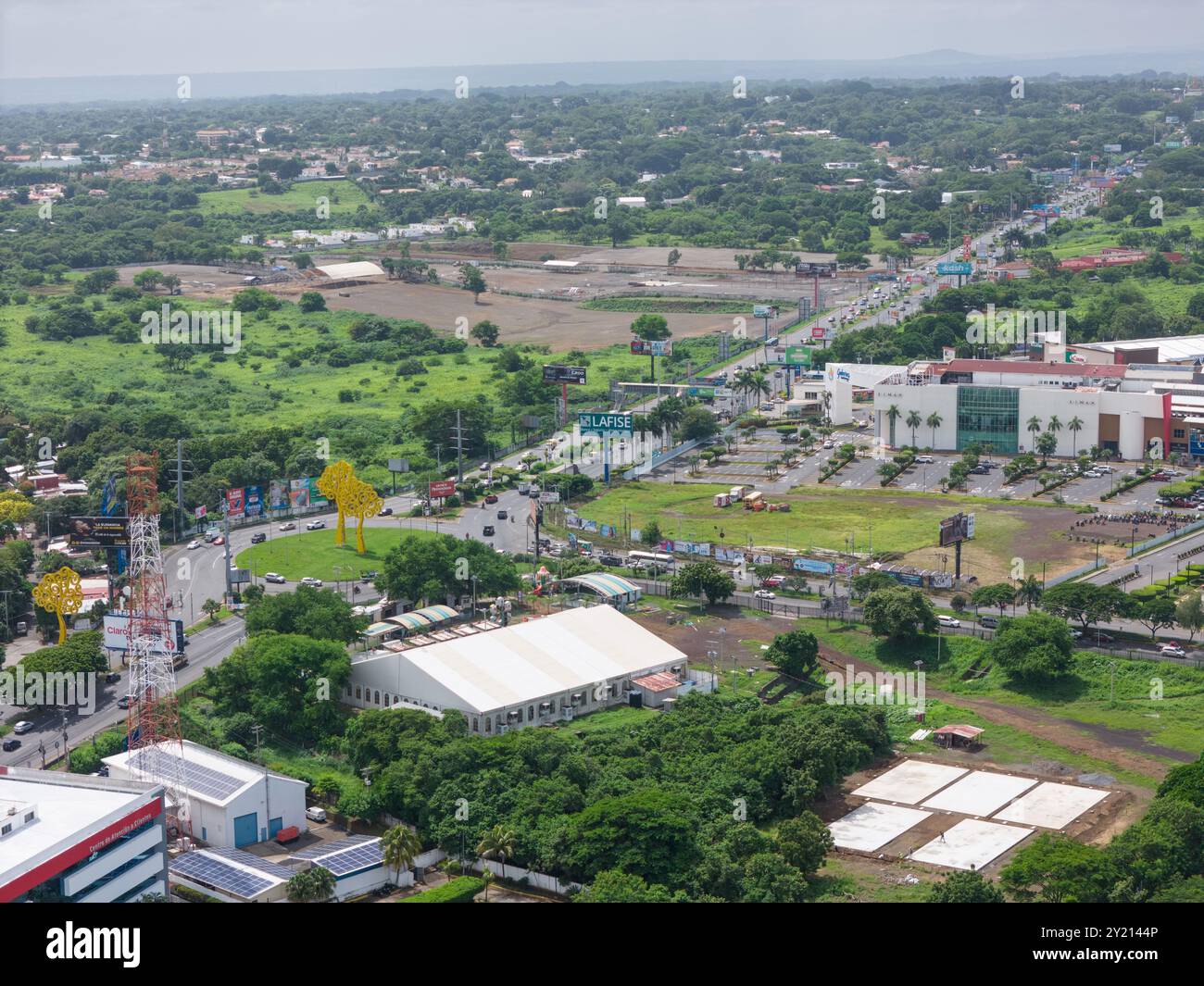 Managua, Nicaragua - 16 agosto 2024: Vista aerea della città di Managua in america centrale nelle giornate di sole Foto Stock