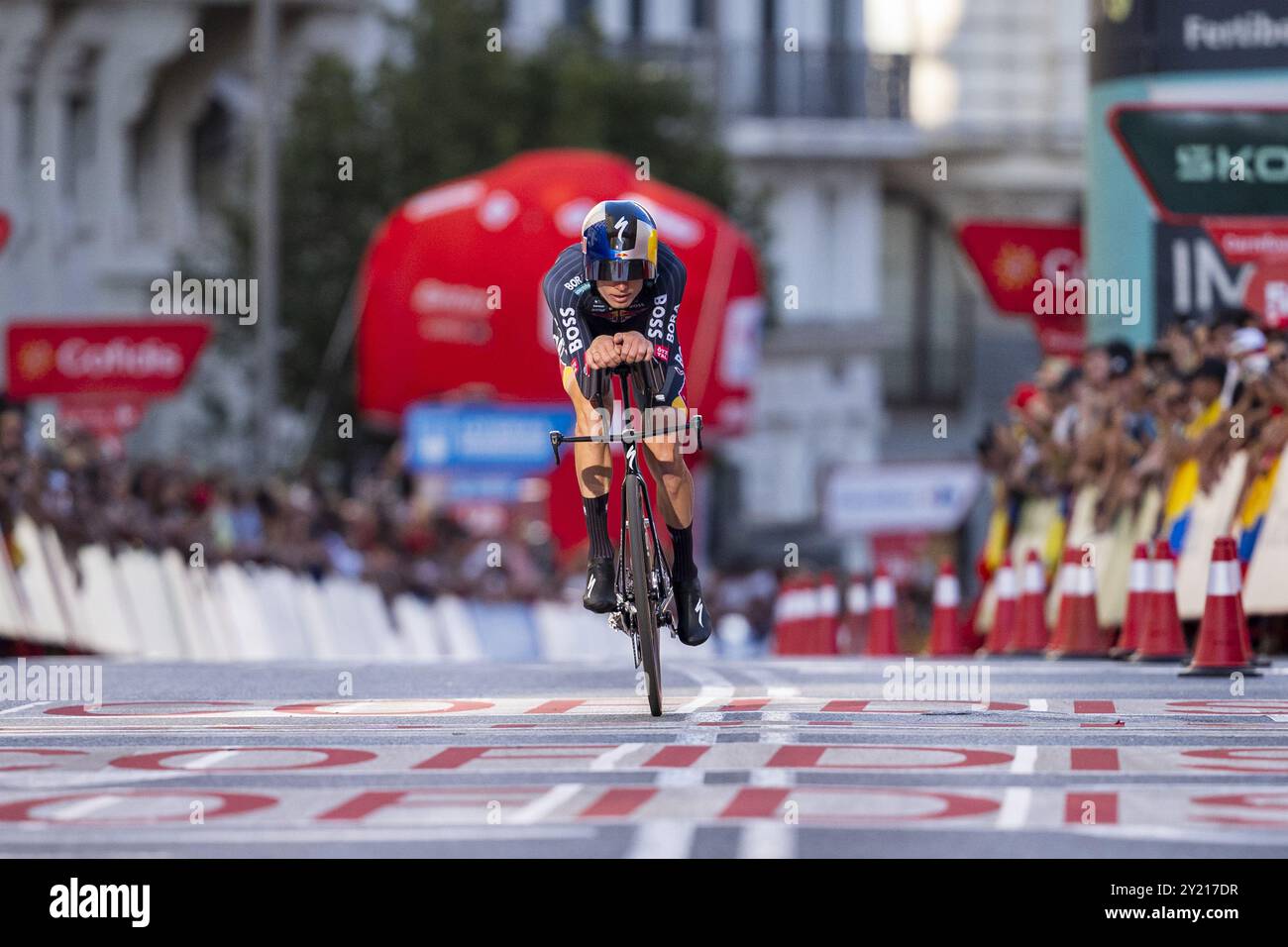 Aleksandr Vlasov della Russia e del Team Red Bull Bora - Hansgrohe sprinta durante la prova a cronometro individuale durante il 79° giro di Spagna 2024 - tappa 21 l'8 settembre 2024 a Madrid, Spagna. Foto Stock