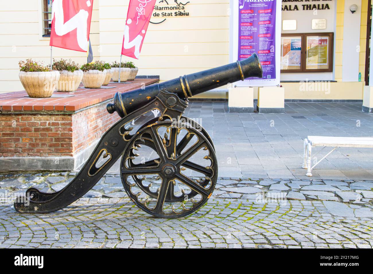 Vecchio cannone di fronte alla Filarmonica di Stato di Sibiu, Romania Foto Stock