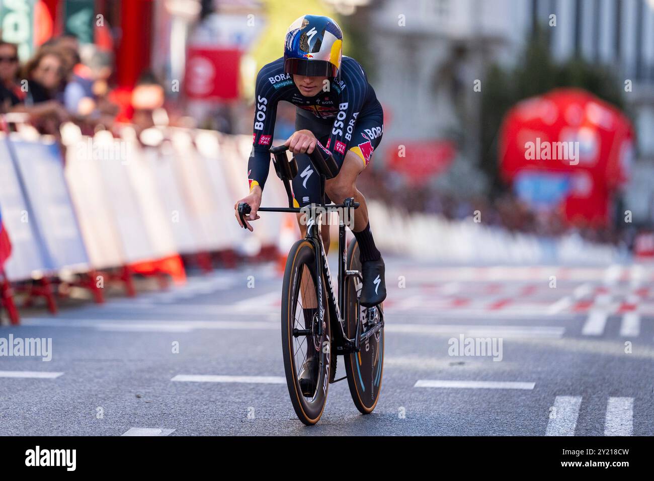 Madrid, Madrid, Spagna. 8 settembre 2024. Aleksandr Vlasov della Russia e del Team Red Bull Bora - Hansgrohe sprinta durante la prova a cronometro individuale durante il 79° giro di Spagna 2024 - tappa 21 l'8 settembre 2024 a Madrid, Spagna. (Credit Image: © Alberto Gardin/ZUMA Press Wire) SOLO PER USO EDITORIALE! Non per USO commerciale! Crediti: ZUMA Press, Inc./Alamy Live News Foto Stock