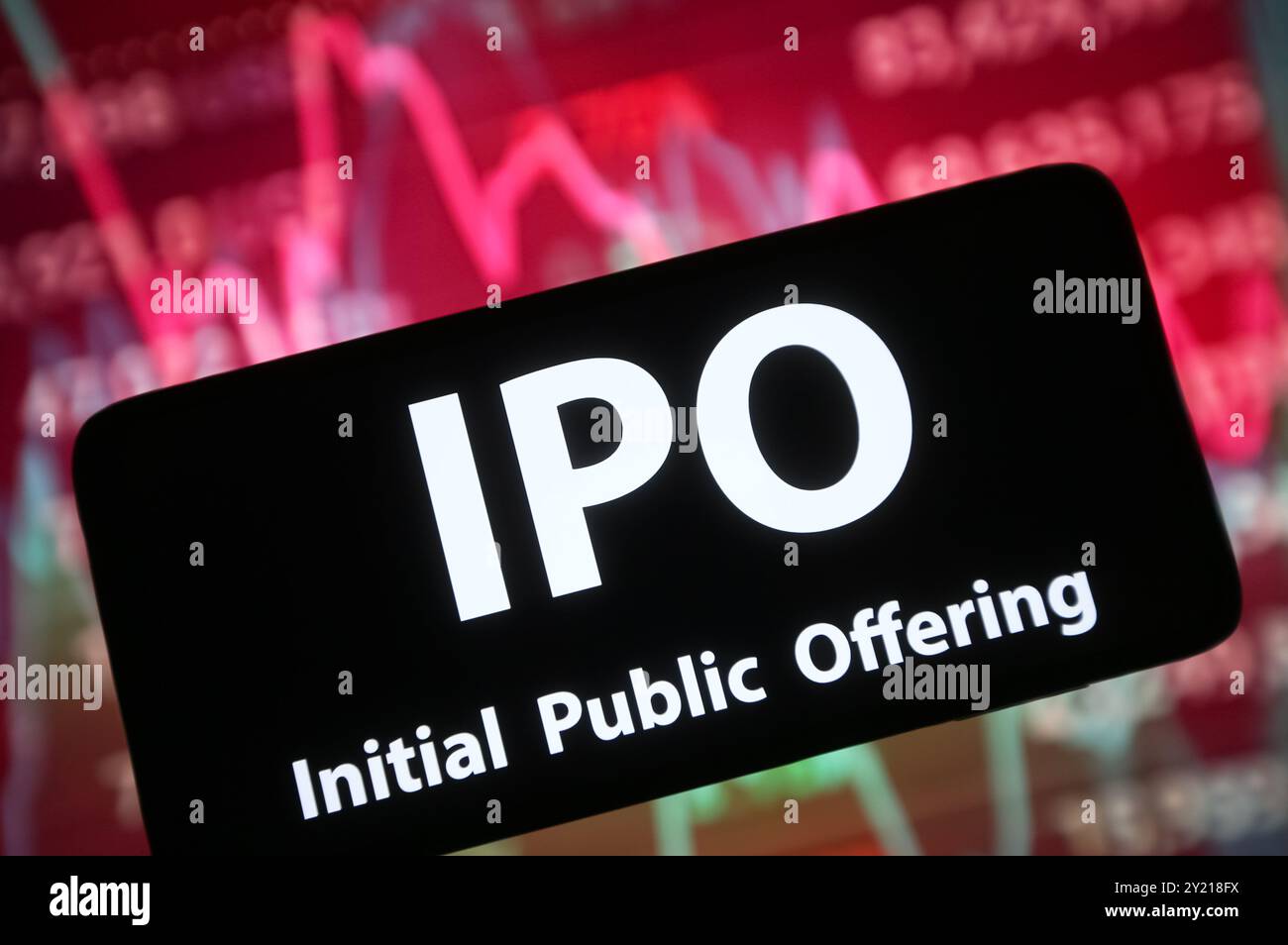 In questa immagine, sullo schermo di uno smartphone vengono visualizzate le parole IPO (offerta pubblica iniziale). Foto Stock