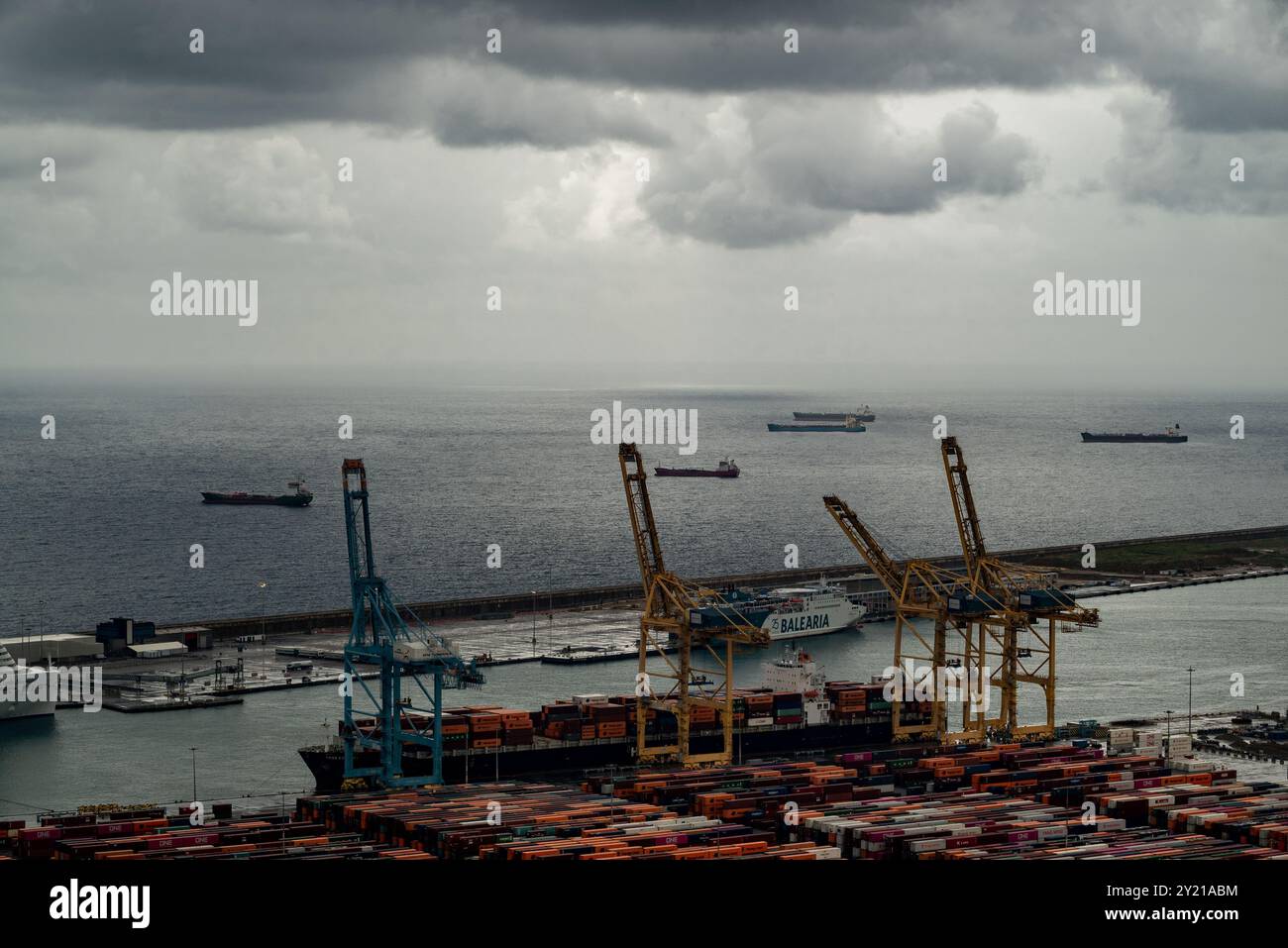 Contenitori di spedizione immagazzinati nel porto di Barcellona Foto Stock