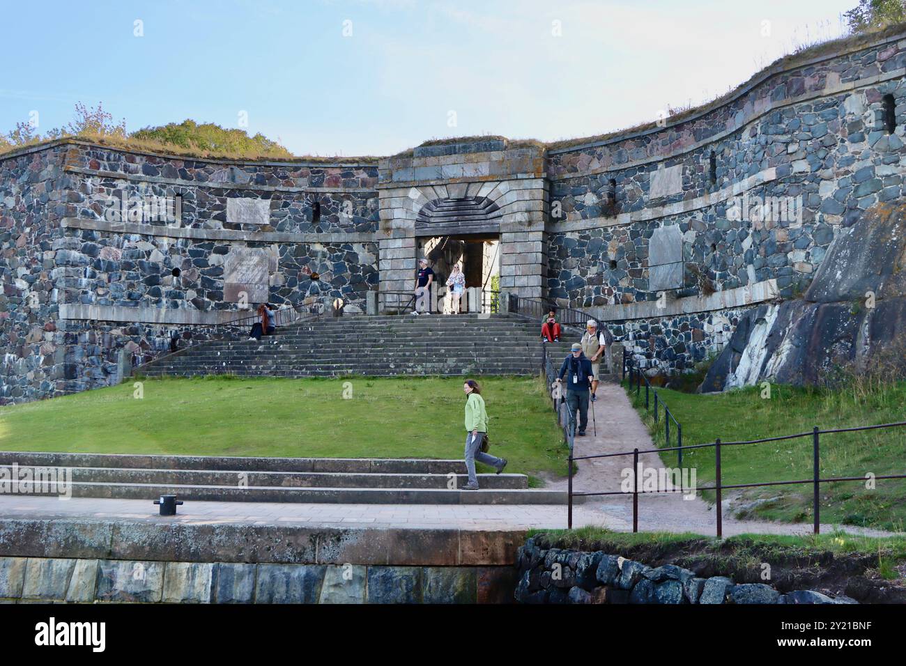 La porta dei Re a Suomenlinna / fortezza sul Mare di Sveaborg, sito patrimonio dell'umanità dell'UNESCO sull'isola nel porto di Helsinki, Finlandia, agosto 2024. 100 foto Foto Stock