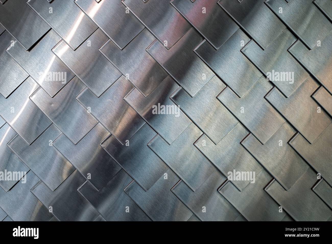 Un design astratto di piastre metalliche sovrapposte Foto Stock