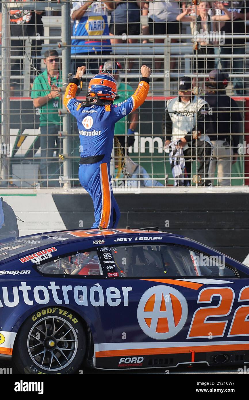 HAMPTON, GA - SEPTEMBER 08: Joey Logano (#22 Team Penske Autotrader Ford) reacts towards the fans after winning the Sunday afternoon Quaker State 400 NASCAR Cup Series race on September 8, 2024 at the Atlanta Motor Speedway in Hampton, Georgia, (Photo by David J. Griffin/Icon Sportswire) (Icon Sportswire via AP Images) Foto Stock