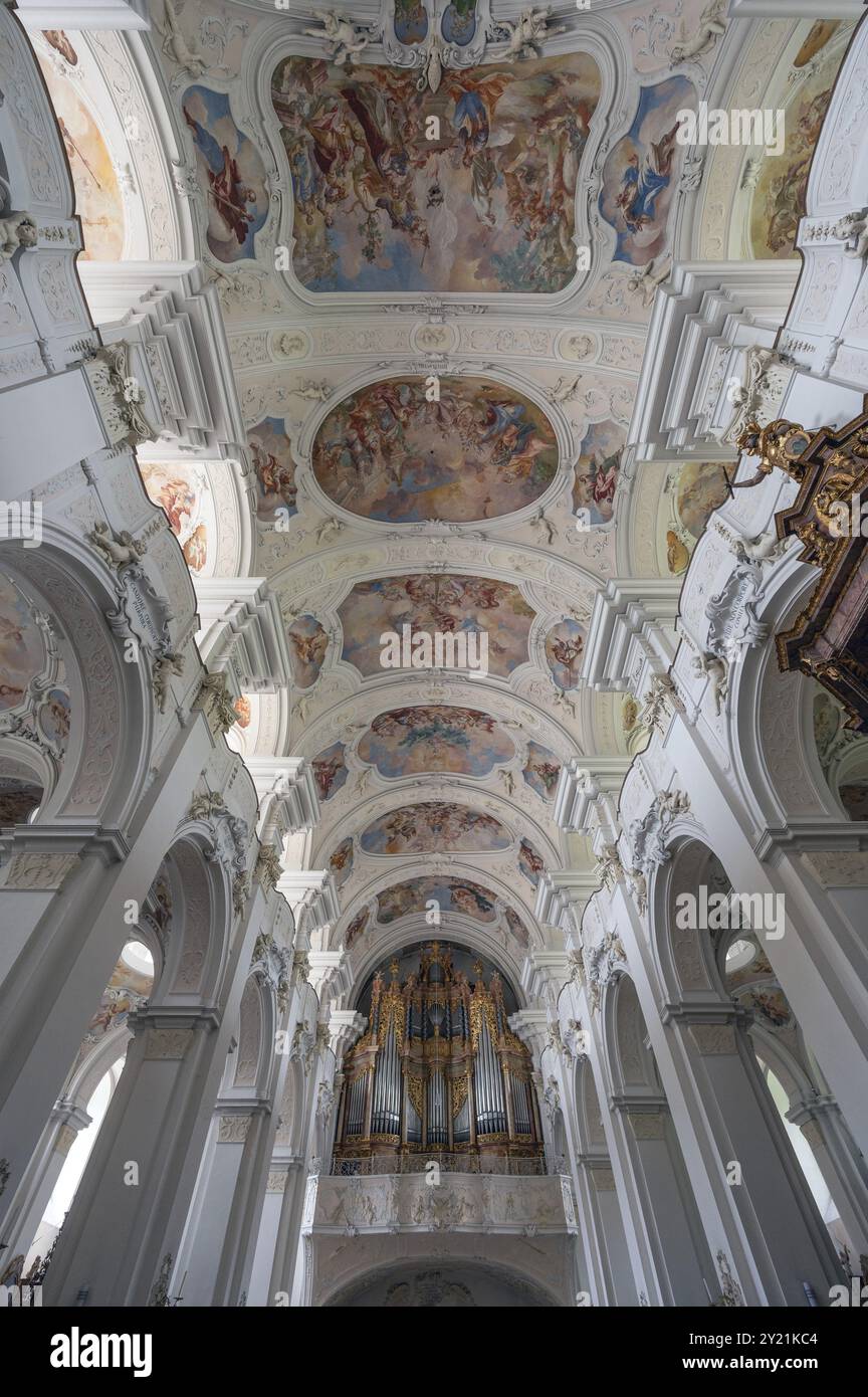 Volta barocca con loft d'organo della Basilica di San Maurizio, Niederaltaich, bassa Baviera, Germania, Europa Foto Stock