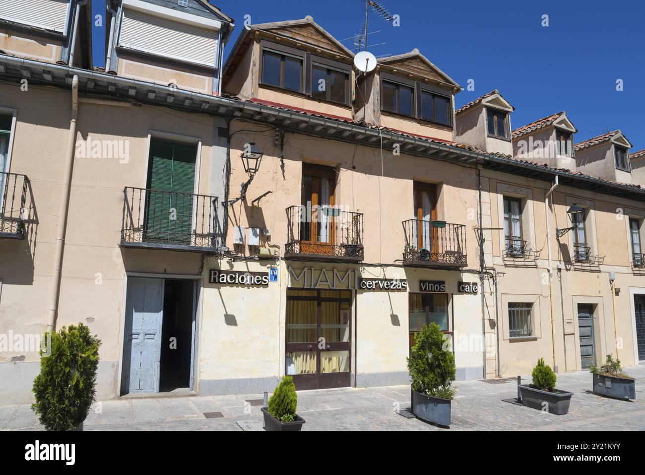 Soleggiata strada con edifici, balconi e cartelli in una città spagnola, Calle de Jose Costa, San Ildefonso, Segovia, Castilla y Leon, Castilla y Leoi¿½ Foto Stock