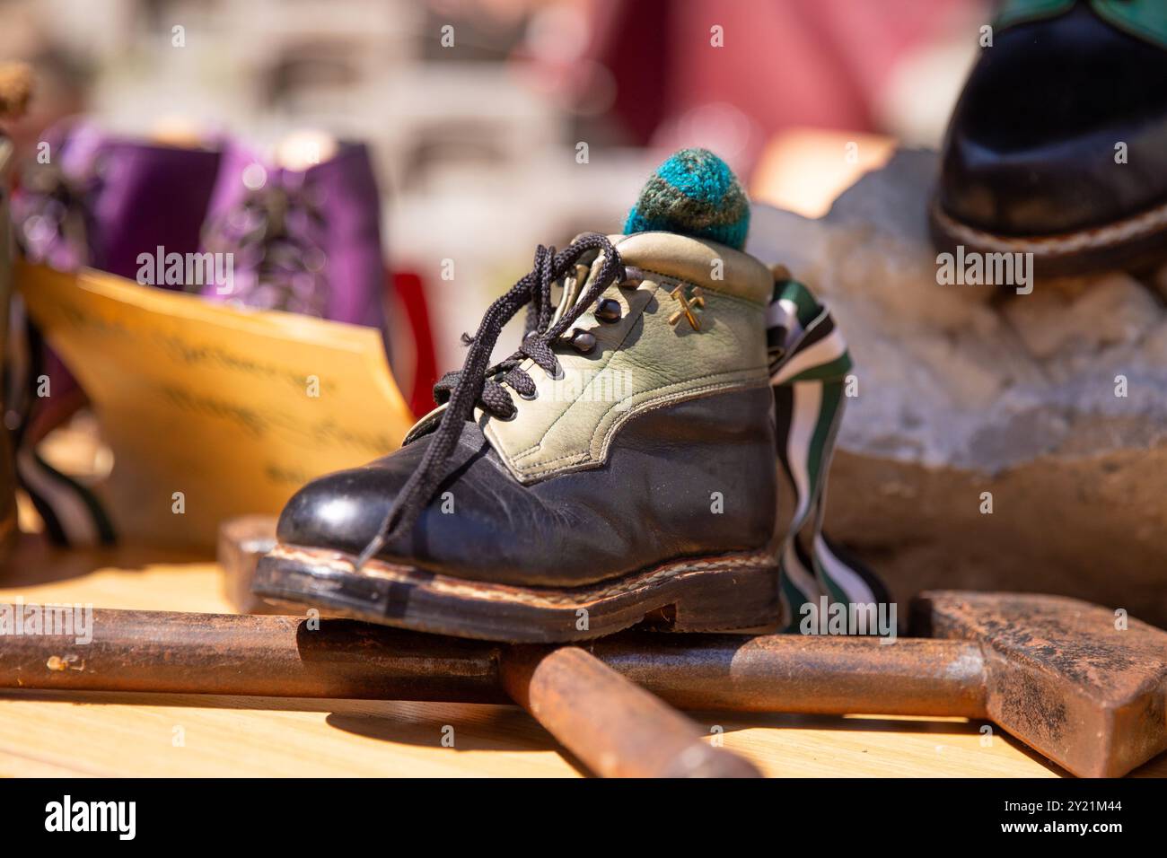 Stivale vintage in pelle, scarpa da trekking indossata per bambini, espositore di calzature retrò, concetto di avventura per l'infanzia Foto Stock