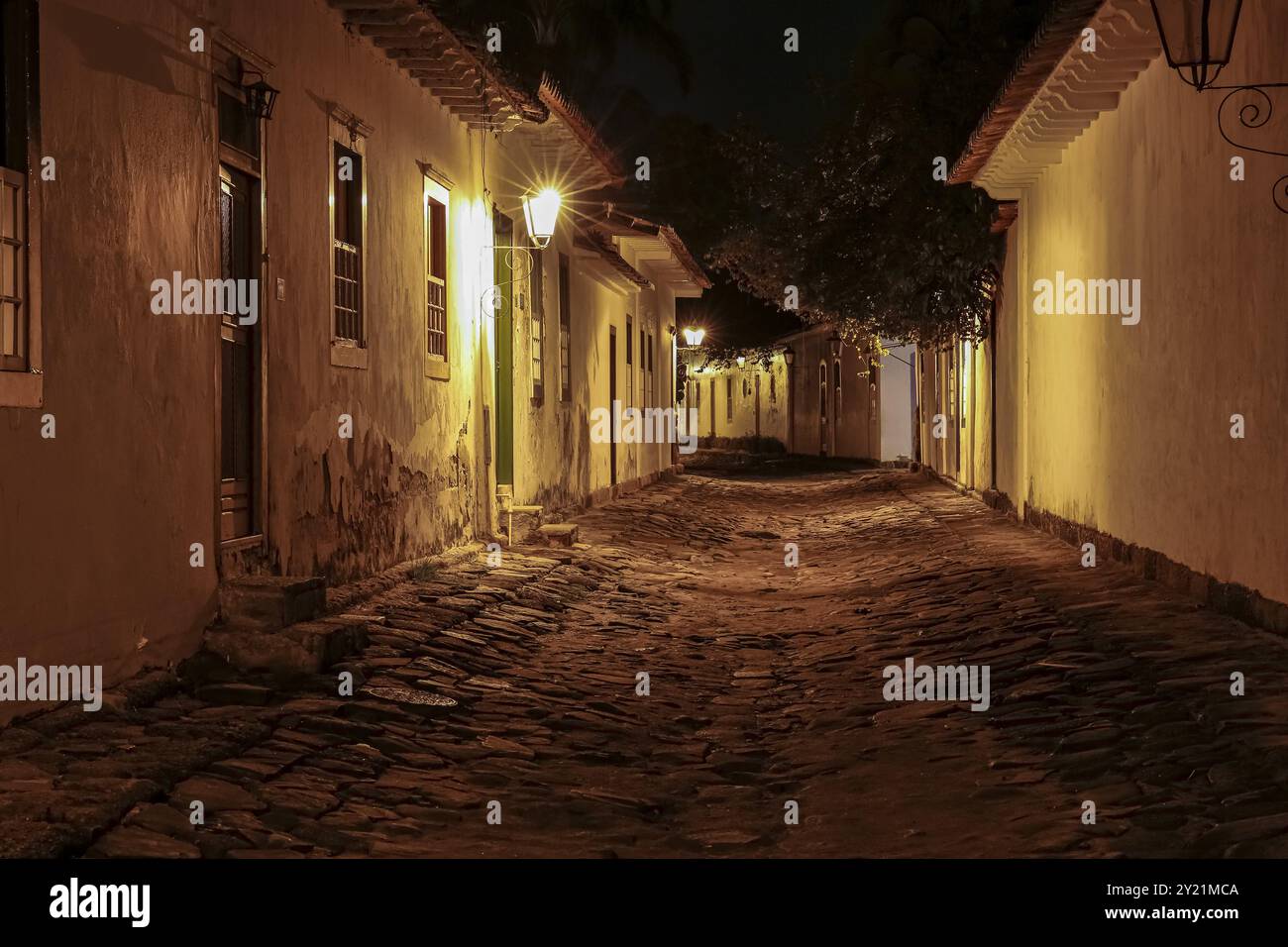 Suggestiva vista notturna delle strade illuminate e degli edifici nel centro storico di Paraty, Brasile, patrimonio dell'umanità dell'UNESCO, Sud America Foto Stock