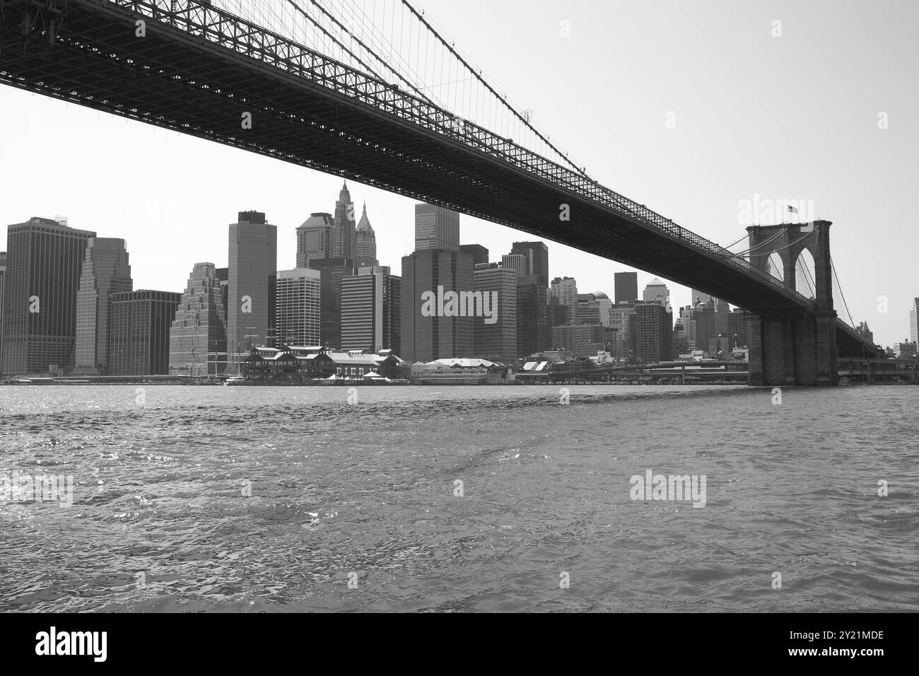 Ponte di Brooklyn a New York. Panorama dello skyline di New York. bianco e nero Foto Stock