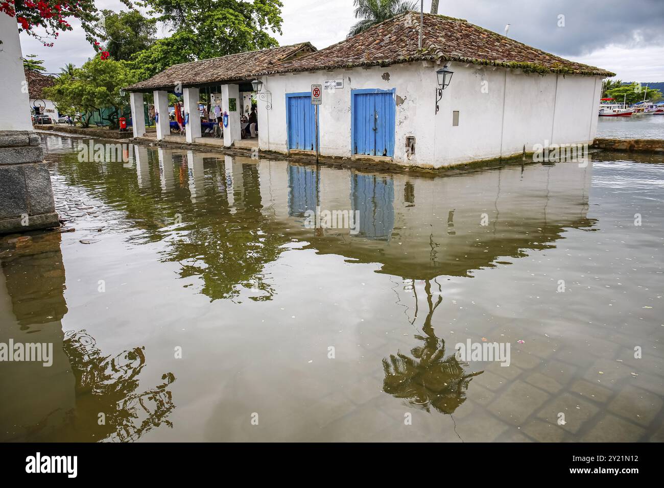 Strada tipica con edifici coloniali sott'acqua durante l'alta marea nella città storica di Paraty, Brasile, Patrimonio dell'Umanità dell'UNESCO, Sud America Foto Stock