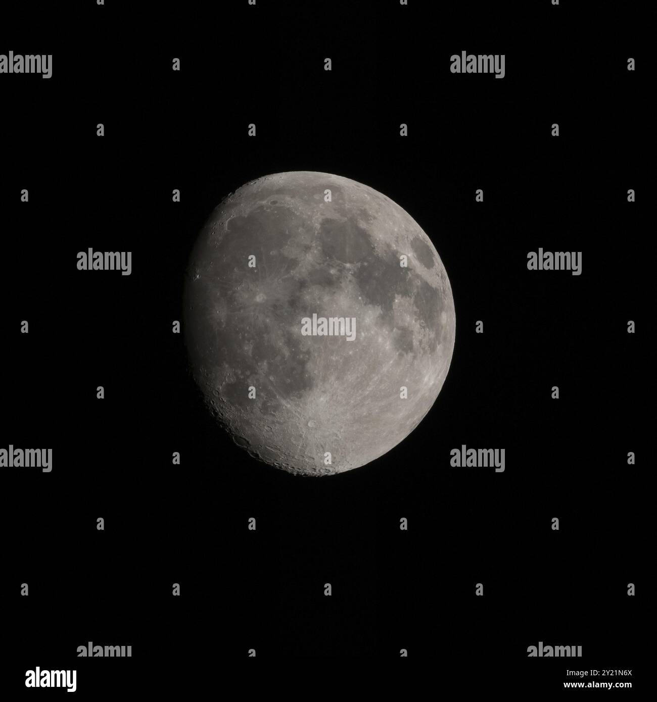 La Luna gibbosa si sta calando nel marzo 2020 mostrando i crateri Tycho, Aristarco e Copernico Foto Stock