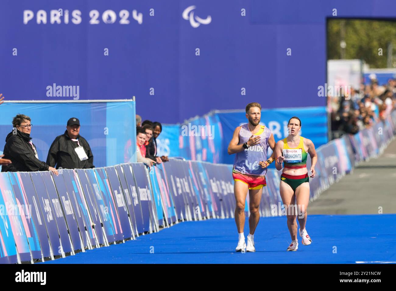 La Courneuve, Francia. 8 settembre 2024. GARUNKSNYTE Ausra (LTU) Maratona : Maratona femminile T12 durante i Giochi Paralimpici di Parigi 2024 a la Courneuve, Francia . Crediti: AFLO SPORT/Alamy Live News Foto Stock