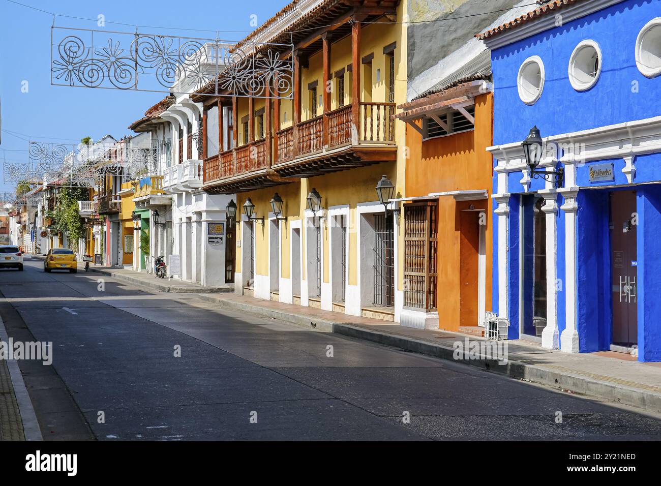 Tipici edifici tradizionali e colorati con balconi in una giornata di sole nella città vecchia, Cartagena, Colombia, Sud America Foto Stock