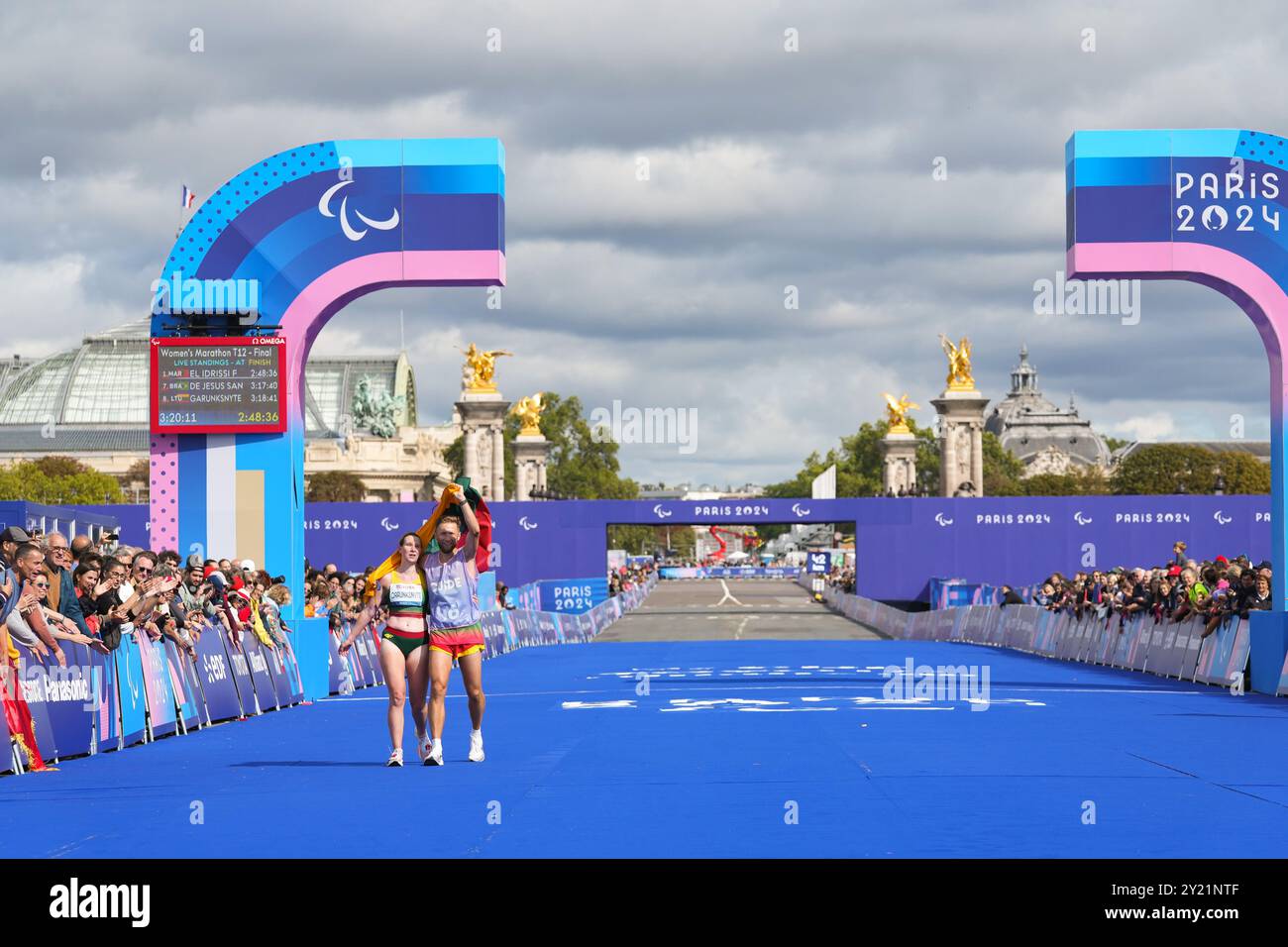 La Courneuve, Francia. 8 settembre 2024. GARUNKSNYTE Ausra (LTU) Maratona : Maratona femminile T12 durante i Giochi Paralimpici di Parigi 2024 a la Courneuve, Francia . Crediti: AFLO SPORT/Alamy Live News Foto Stock