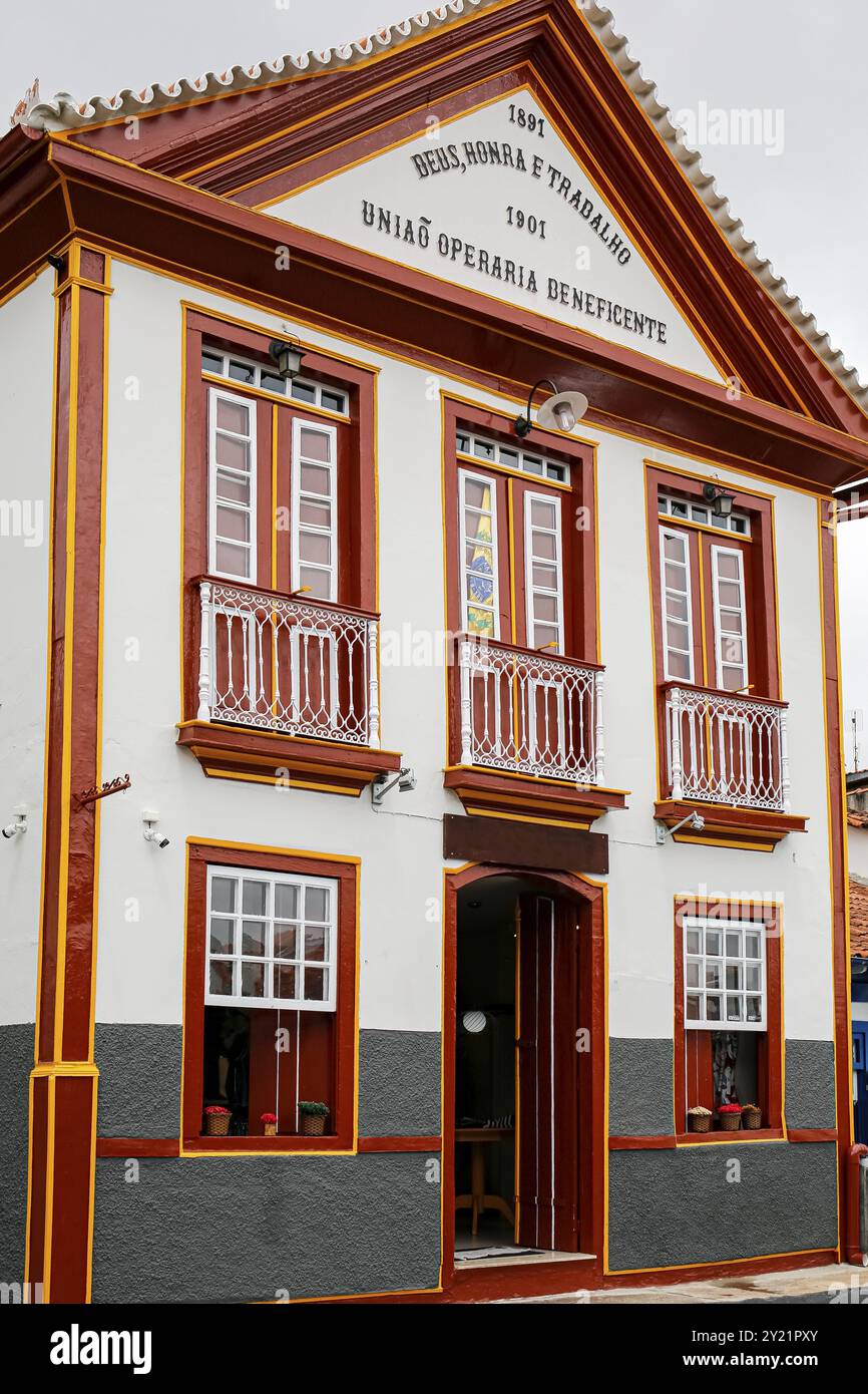 Facciata di un edificio storico nella città storica di Serro, Minas Gerais Brasile, traduzione iscrizione: dio, onore e lavoro, unione di beneficenza Foto Stock
