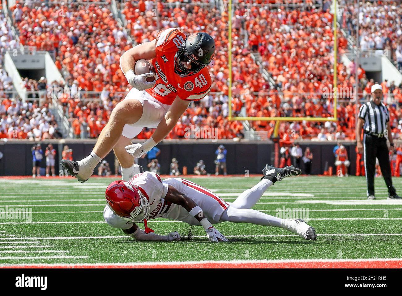 Stillwater, OK, USA. 7 settembre 2024. Il tight end degli Oklahoma State Cowboys Josh Ford (40) corre con la palla durante una partita di football tra gli Arkansas Razorbacks e gli Oklahoma State Cowboys al Boone Pickens Stadium di Stillwater, Oklahoma. Gray Siegel/CSM/Alamy Live News Foto Stock