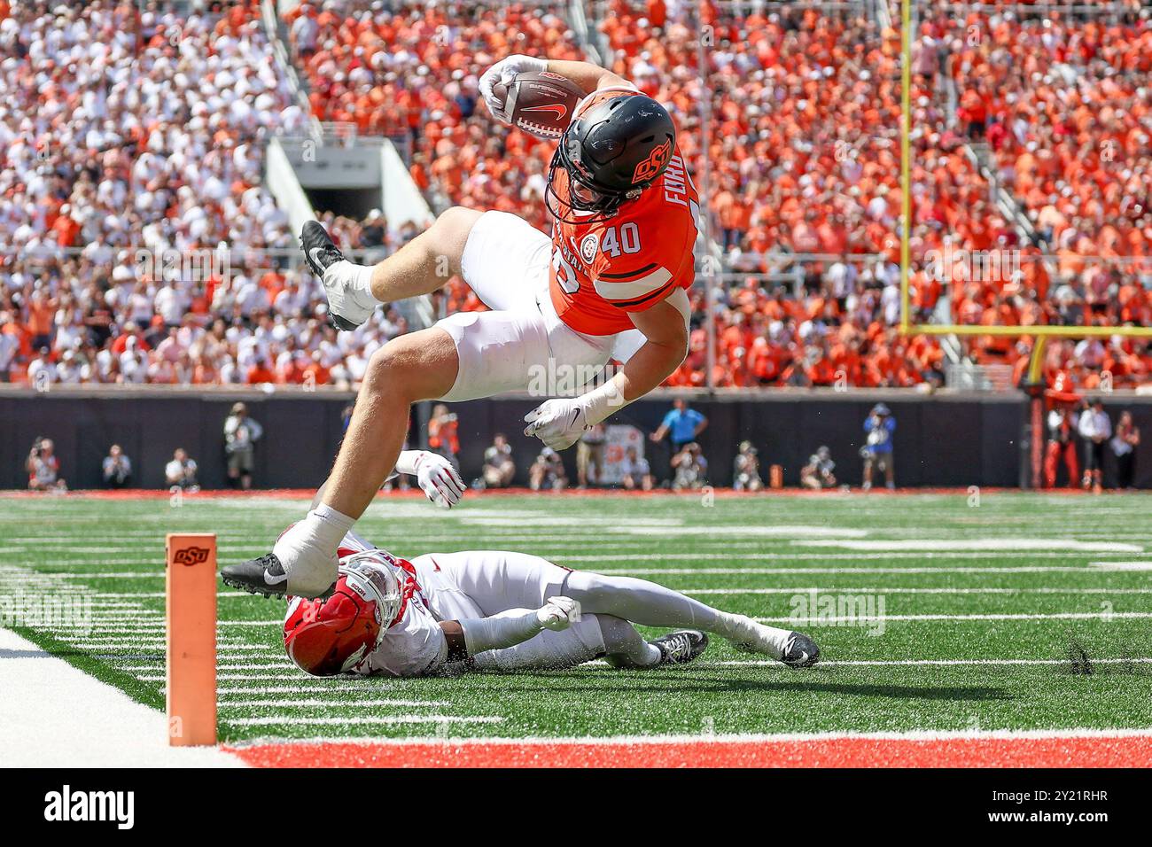 Stillwater, OK, USA. 7 settembre 2024. Il tight end degli Oklahoma State Cowboys Josh Ford (40) corre con la palla durante una partita di football tra gli Arkansas Razorbacks e gli Oklahoma State Cowboys al Boone Pickens Stadium di Stillwater, Oklahoma. Gray Siegel/CSM (immagine di credito: © Gray Siegel/Cal Sport Media). Crediti: csm/Alamy Live News Foto Stock