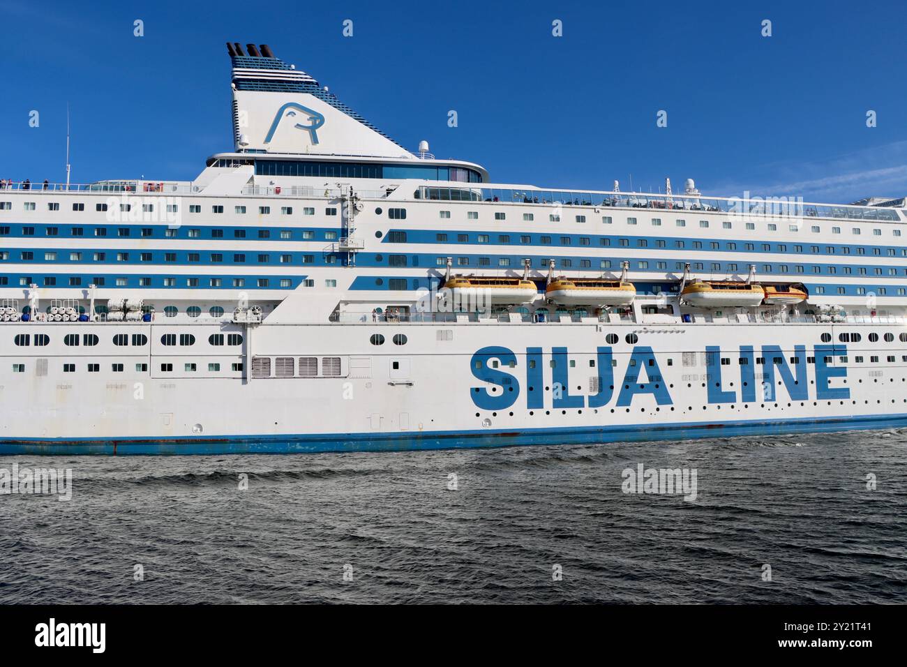 SILJA LINE SYMPHONY lascia il porto di Helsinki e passa davanti alle mura della fortezza di Suomenlinna, Finlandia, agosto 2024 Foto Stock