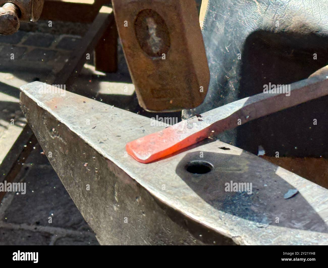 Fabbro che utilizza il martello per modellare il metallo caldo su incudine, per la lavorazione del ferro, dell'acciaio, della forgia, della lavorazione dei metalli pesanti, processo di artigianato tradizionale, lavorazione, han Foto Stock