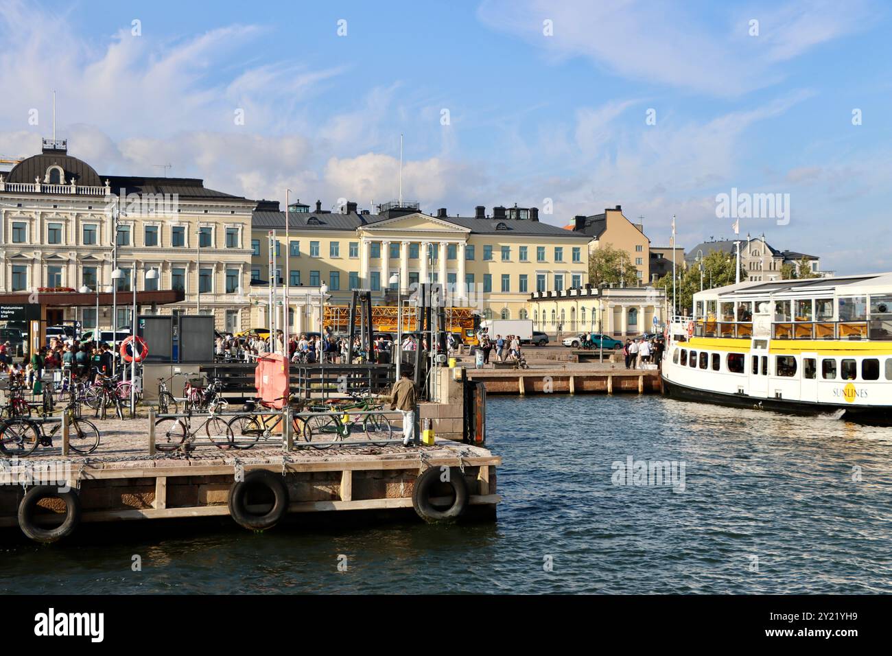 Porto di Helsinki con Palazzo Presidenziale sulla piazza del mercato, Kauppatori, Helsinki, Finlandia Foto Stock