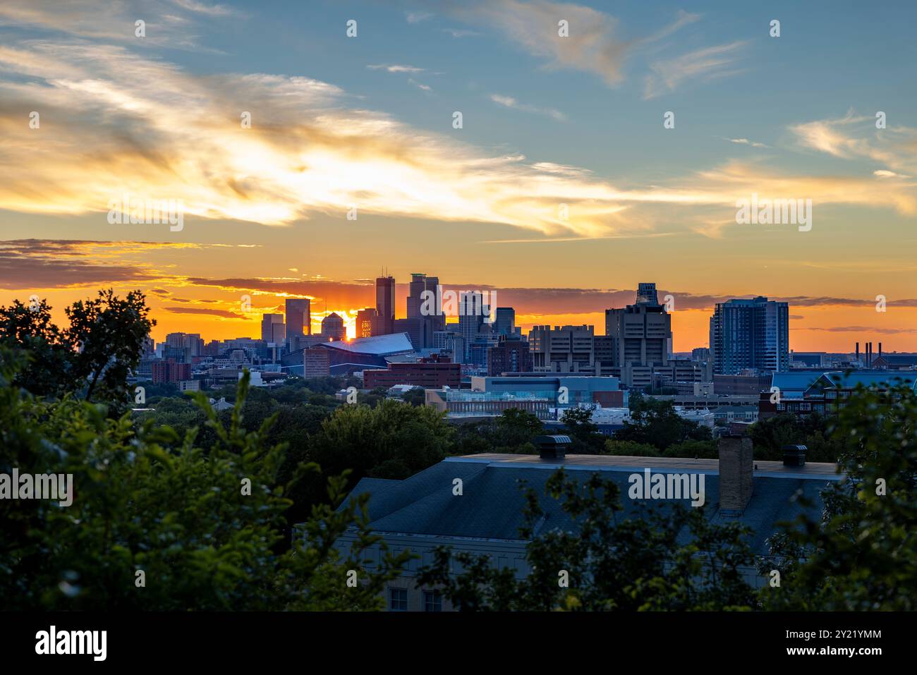 Skyline di Minneapolis al tramonto - Una vista mozzafiato dalla Witch's Hat Tower nel Prospect Park Foto Stock