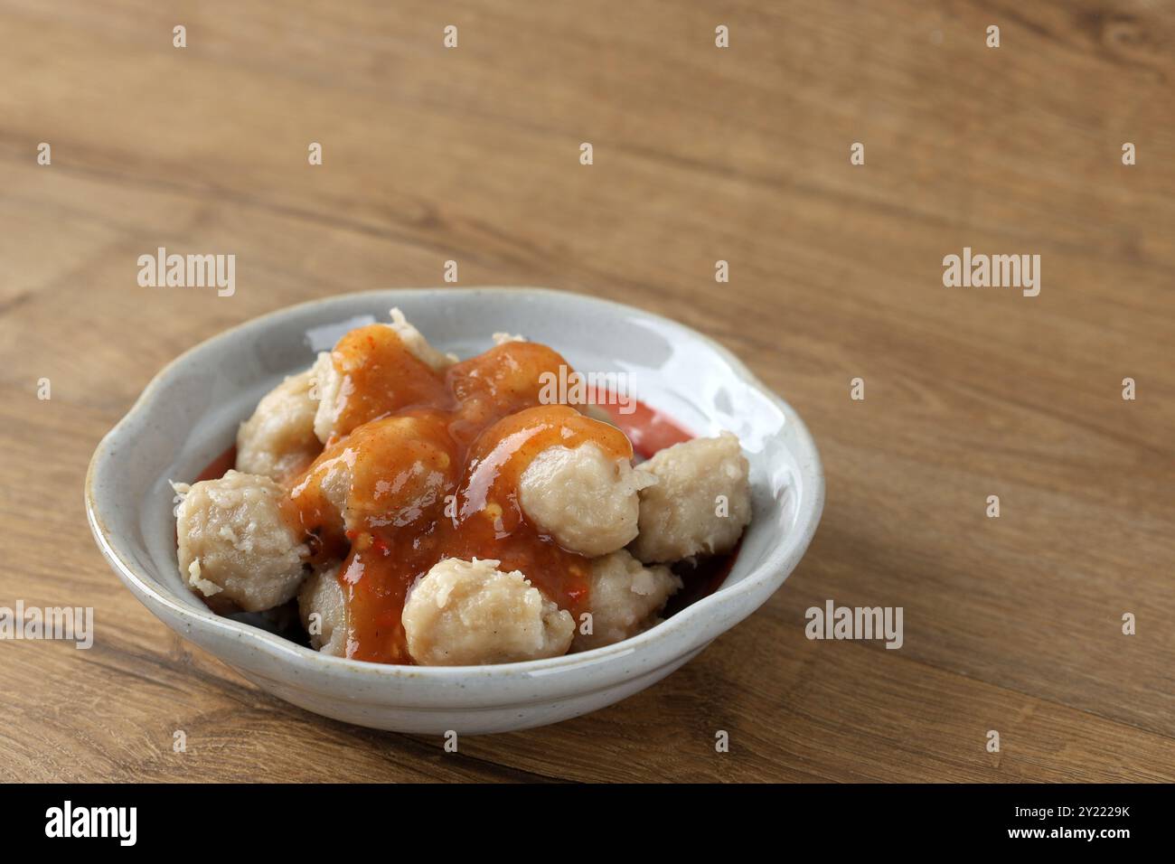 Bakso Pentol solo servito con piccante, acido e salsa dolce. Polpetta Street Food a base di amido e pollo. Foto Stock