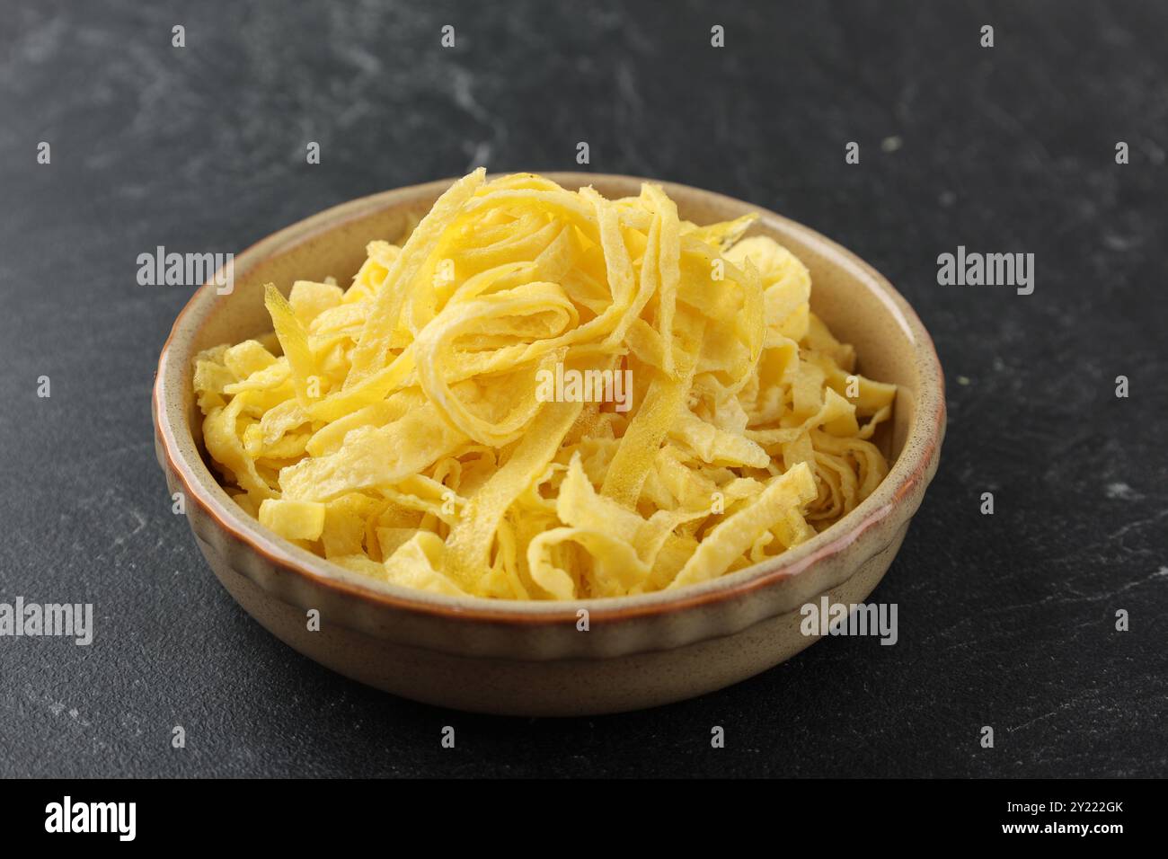 Telur Dadar Rawis, melette d'uovo sottile a fette, popolare contorno indonesiano Foto Stock