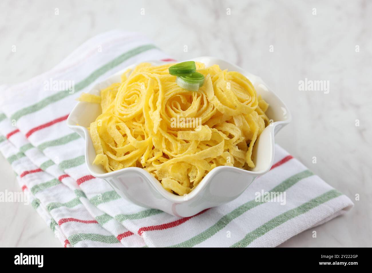 Telur Dadar Rawis, melette d'uovo sottile a fette, popolare piatto laterale indonesiano per Nasi Uduk, Nasi Kuning o Nasi Goreng Foto Stock