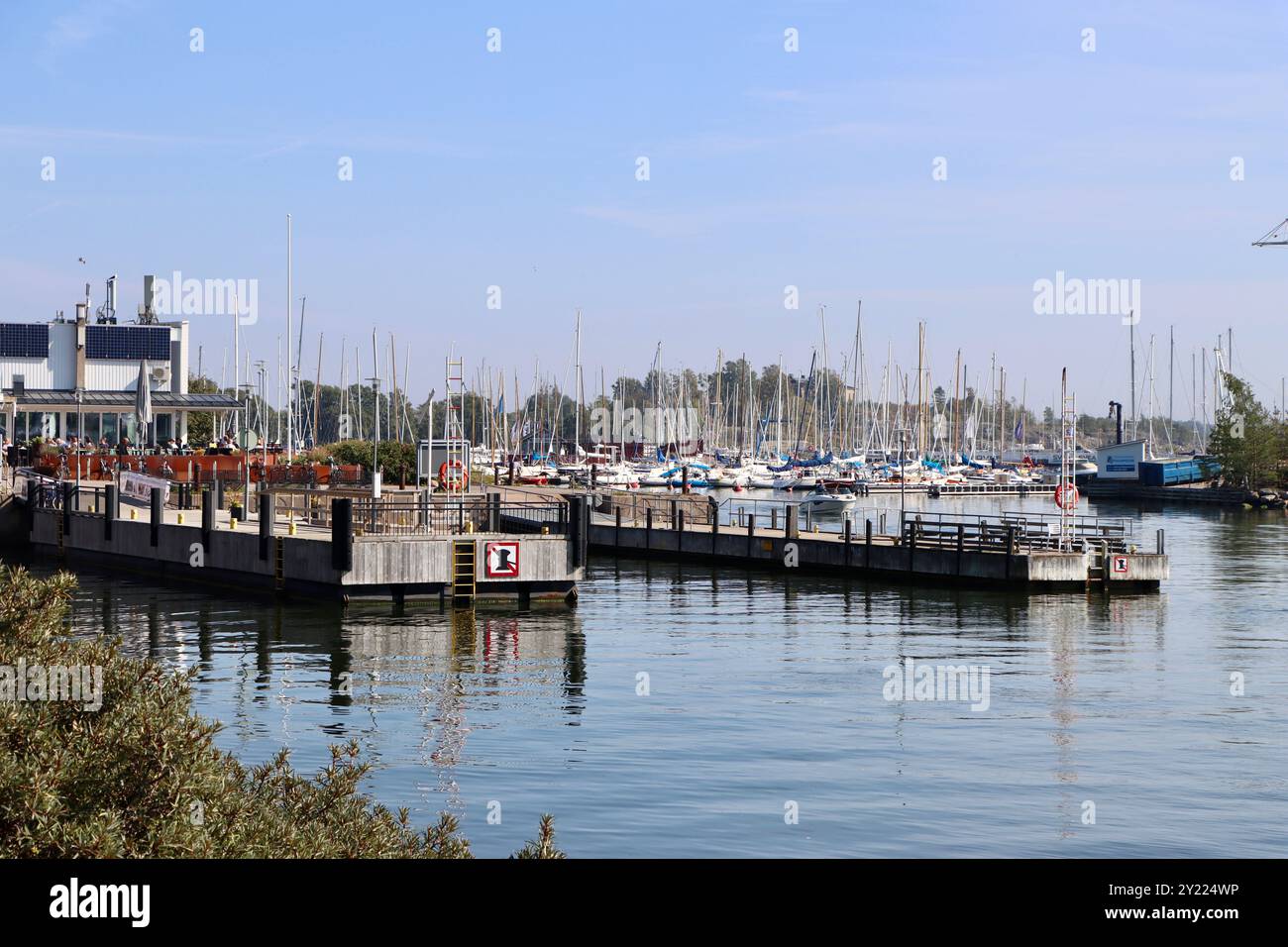 Attraccò barche da diporto nell'area del porto di Merisatama a Helsinki, Finlandia, agosto 2024 Foto Stock