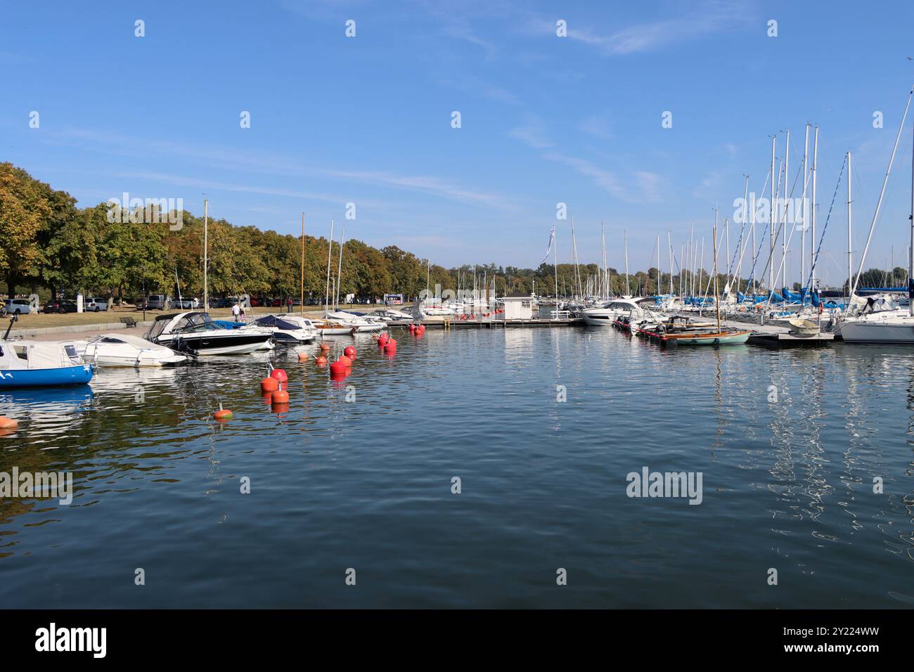 Attraccò barche da diporto nell'area del porto di Merisatama a Helsinki, Finlandia, agosto 2024 Foto Stock