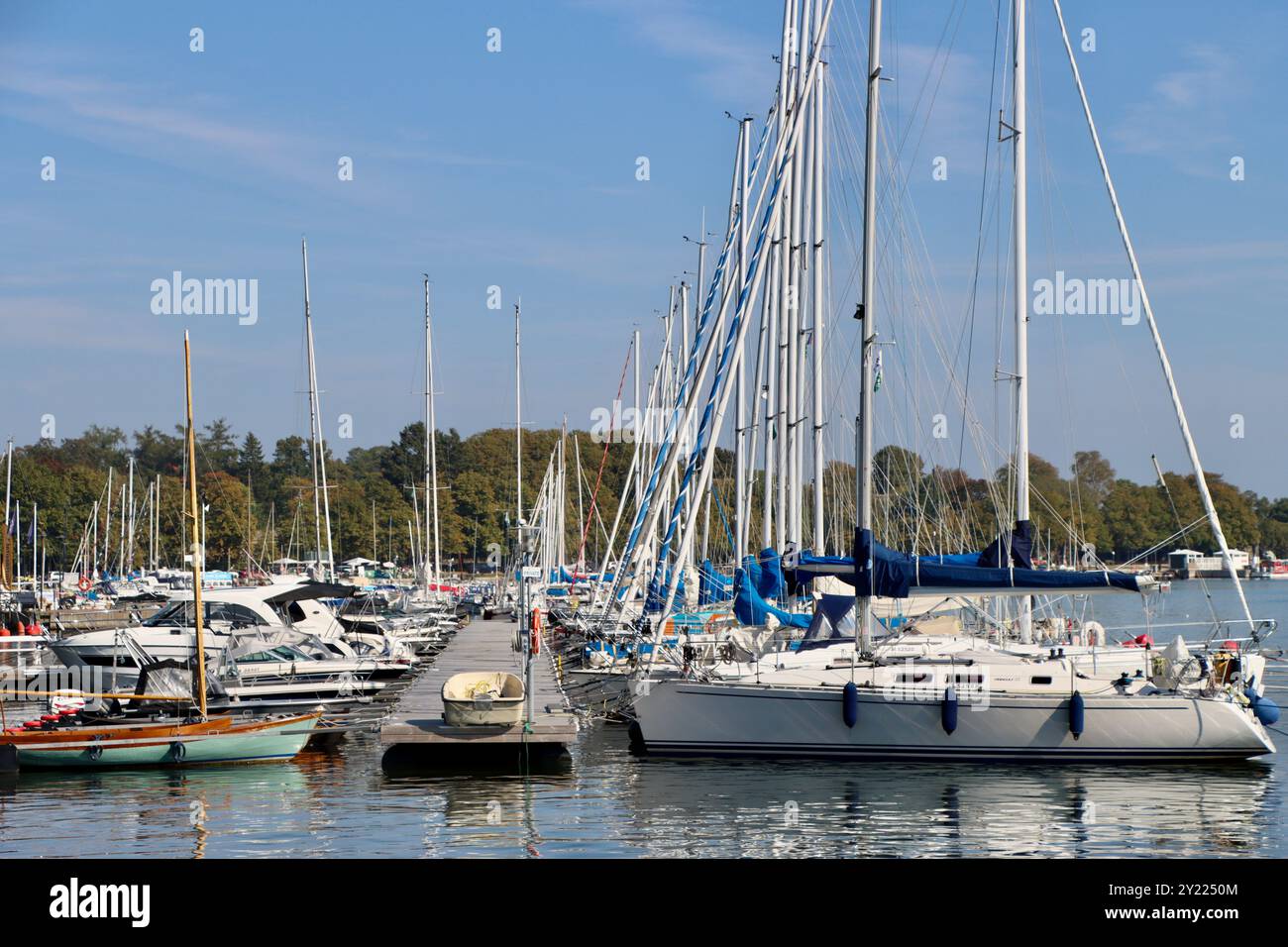 Attraccò barche da diporto nell'area del porto di Merisatama a Helsinki, Finlandia, agosto 2024 Foto Stock