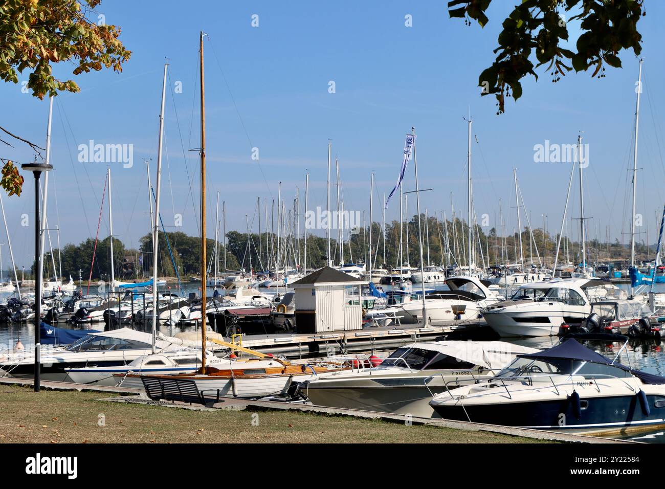 Attraccò barche da diporto nell'area del porto di Merisatama a Helsinki, Finlandia, agosto 2024 Foto Stock