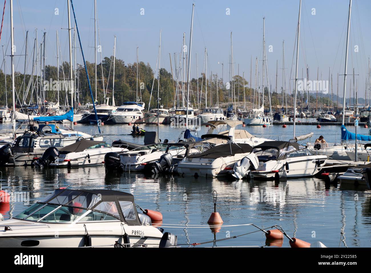 Attraccò barche da diporto nell'area del porto di Merisatama a Helsinki, Finlandia, agosto 2024 Foto Stock
