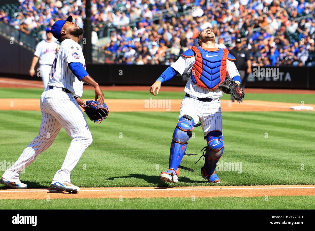 Il ricevitore dei New York Mets Luis Torrens #13 fa la presa durante il quarto inning della partita di baseball contro i Cincinnati Reds al Citi Field di Corona, New York, domenica 8 settembre 2024. (Foto: Gordon Donovan) Foto Stock