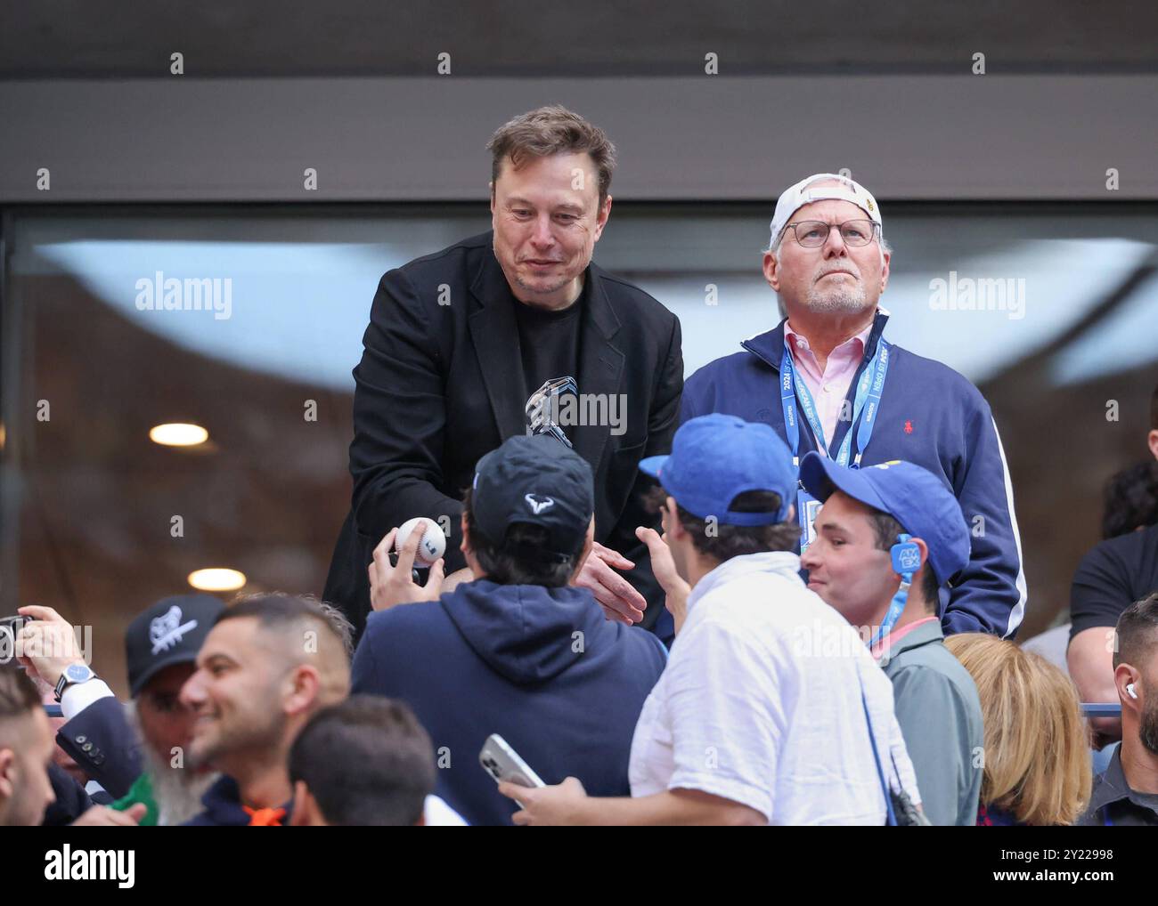 Elon Musk in einer VIP Loge beim US Open 2024 Tennis Turnier, Endspiel, Final *** Elon Musk in un box VIP al torneo di tennis US Open 2024, finale, finale Juergen Hasenkopf Foto Stock