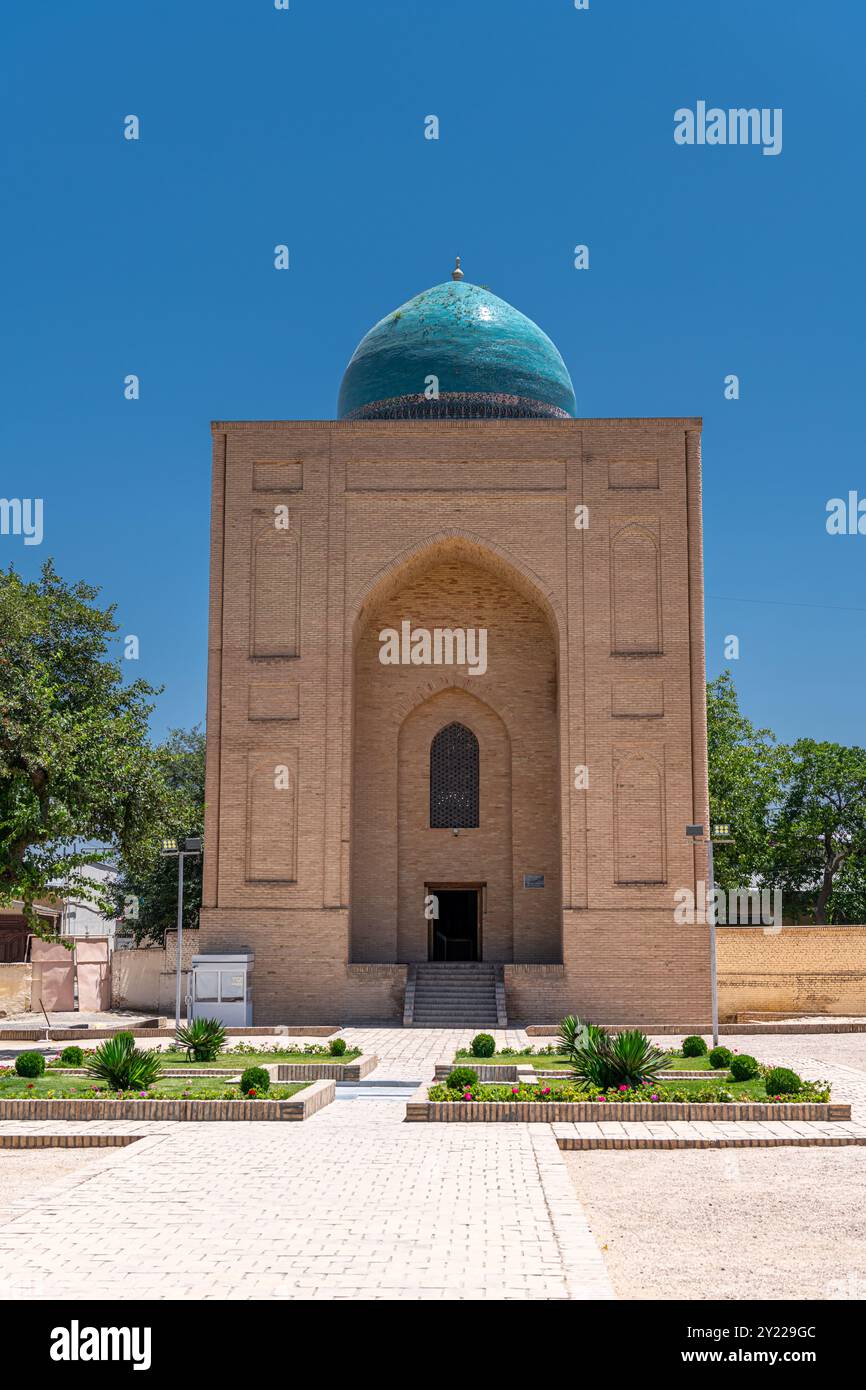 Mausoleo Bibi Khanym nel centro storico di Samarcanda, Uzbekistan. Cielo blu con spazio di copia per il testo Foto Stock