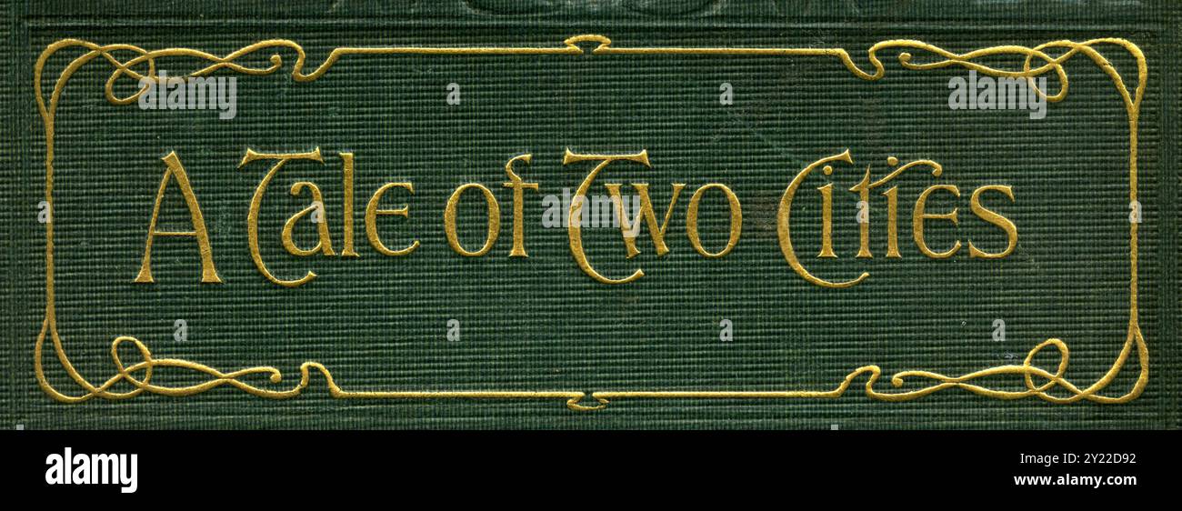 Titolo dalla copertina del libro A tale of Two Cities di Charles Dickens, edizione del XIX secolo in lettere in rilievo oro Foto Stock