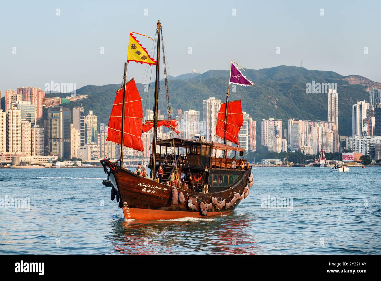 Incredibile nave a vela con vele rosse nel porto di Victoria Foto Stock