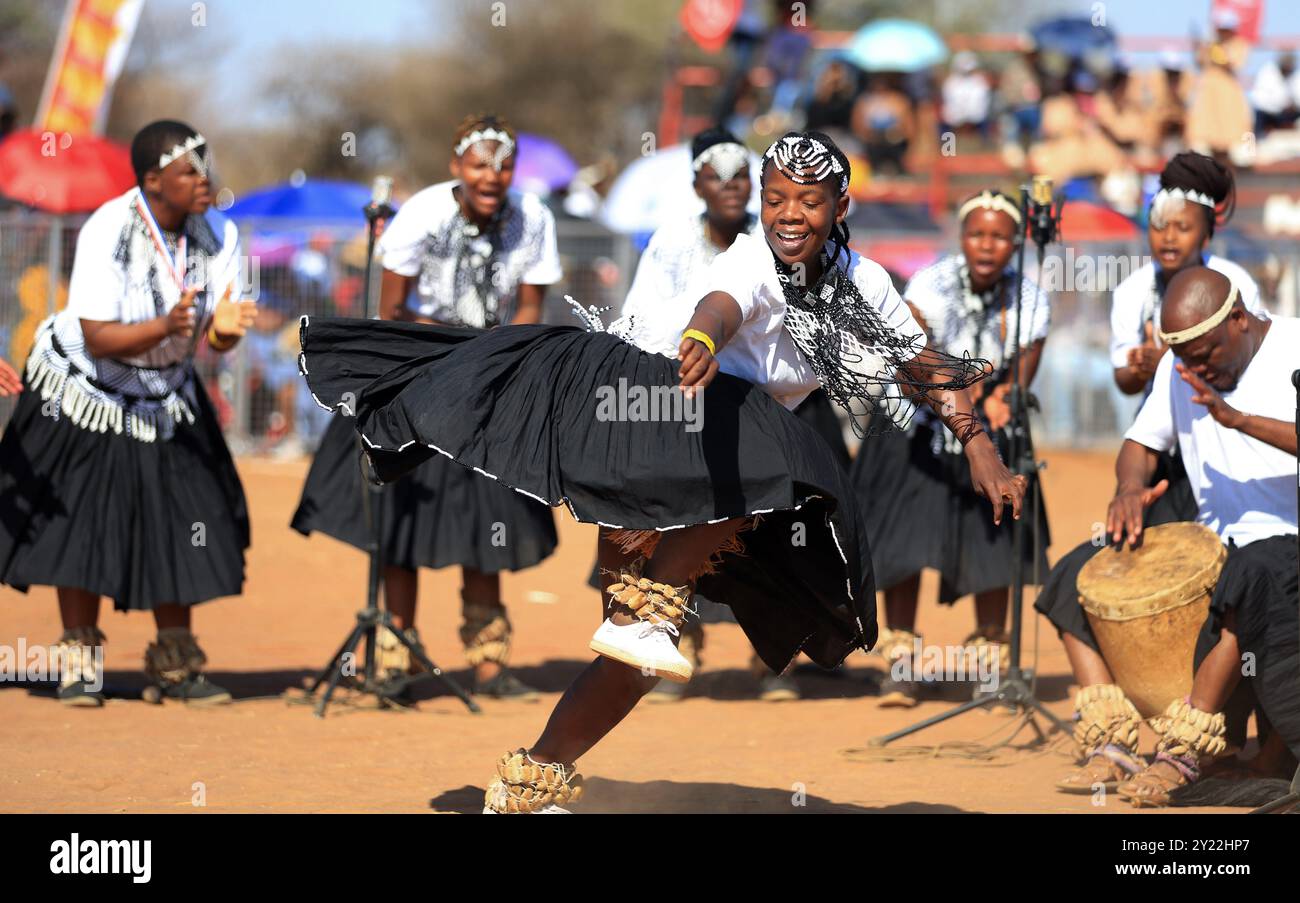 Molepololo. 7 settembre 2024. Le persone ballano durante il festival culturale Dithubaruba nel villaggio di Molepolole in Botswana il 7 settembre 2024. L'evento si è tenuto qui sabato per promuovere il patrimonio culturale di Kweneng. È uno degli eventi nazionali celebrati dalla tribù Bakwena con varie attività culturali che vanno dalla danza tradizionale, alla poesia, alla musica contemporanea e ai cibi tradizionali. Crediti: Metlha Ngubevana/Xinhua/Alamy Live News Foto Stock