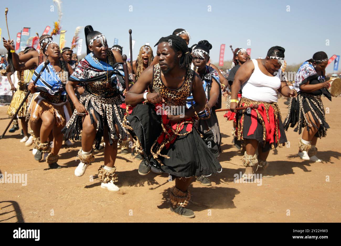 Molepololo. 7 settembre 2024. Le persone ballano durante il festival culturale Dithubaruba nel villaggio di Molepolole in Botswana il 7 settembre 2024. L'evento si è tenuto qui sabato per promuovere il patrimonio culturale di Kweneng. È uno degli eventi nazionali celebrati dalla tribù Bakwena con varie attività culturali che vanno dalla danza tradizionale, alla poesia, alla musica contemporanea e ai cibi tradizionali. Crediti: Metlha Ngubevana/Xinhua/Alamy Live News Foto Stock