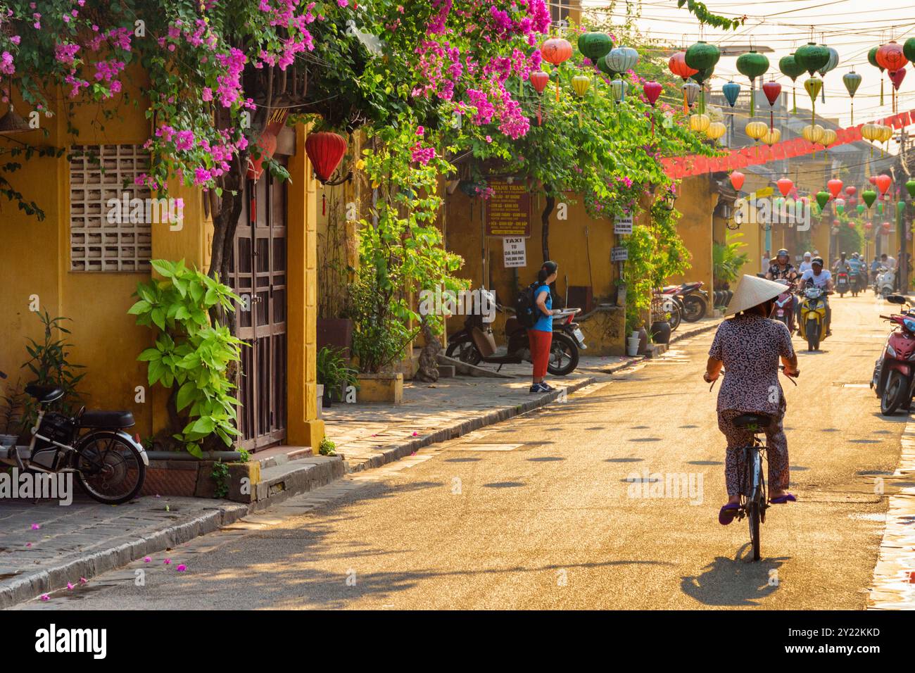 La vista sulla vecchia strada di Hoi An all'alba era meravigliosa Foto Stock