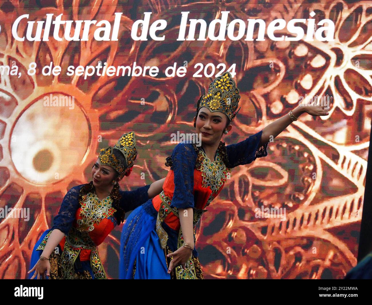 Lima, Perù. 8 settembre 2024. 'Tari Bajidor Kahot', una danza tradizionale di Giava Occidentale, eseguita al Festival culturale Indonesiano di Lima come preambolo al forum commerciale INA - LAC 2024. Questo evento, che coincide con il Vertice APEC, mira a rafforzare i legami commerciali e culturali tra Perù e Indonesia nel quadro dei negoziati per un accordo di libero scambio (ALS) tra i due paesi. Credito: Fotoholica Press Agency/Alamy Live News Foto Stock
