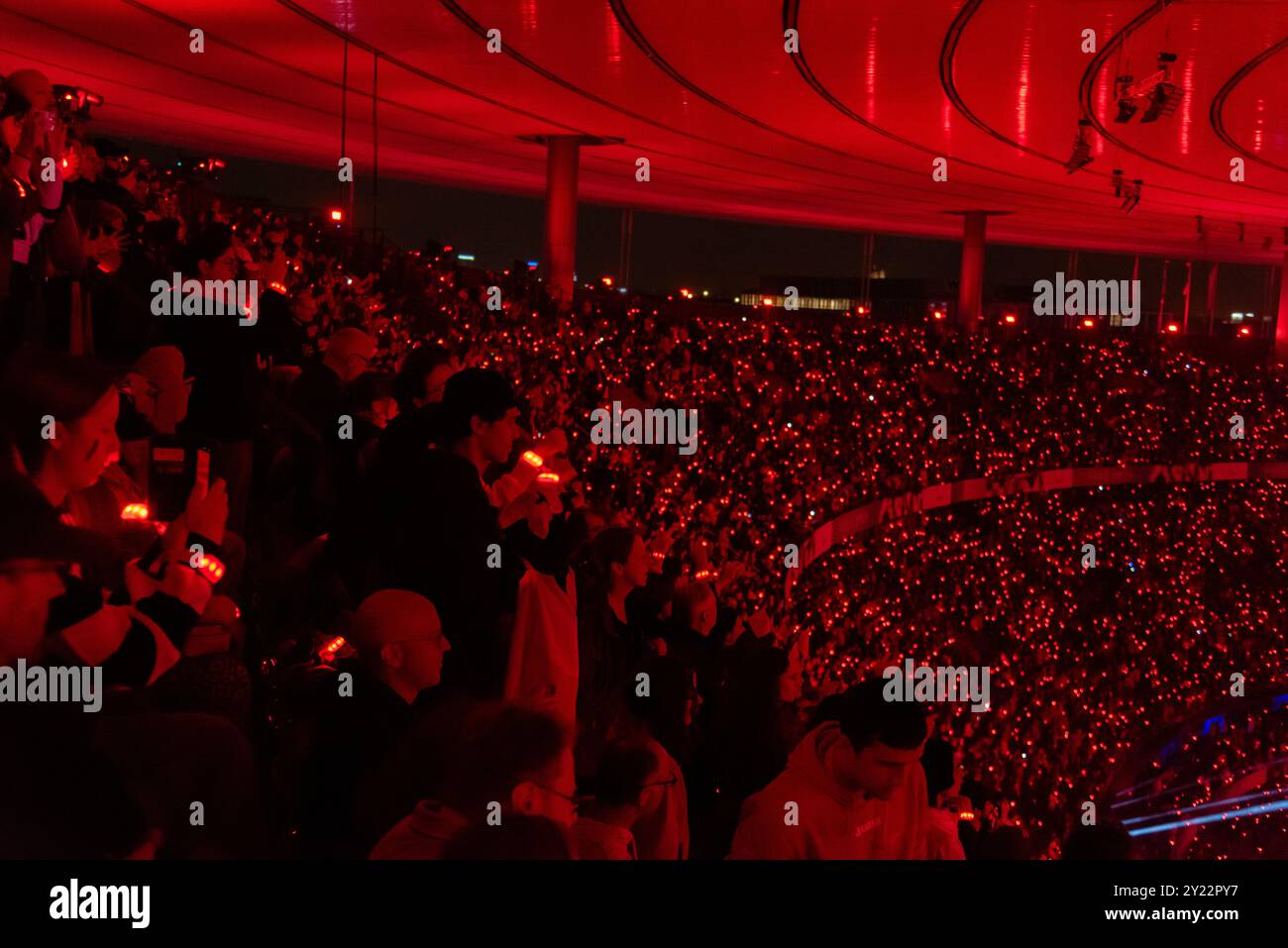 Parigi, Francia. 8 settembre 2024. Spettatori alla cerimonia di chiusura dei Giochi Paralimpici di Parigi 2024 allo Stade de France. Crediti: Fabienne Koch/Alamy Live News Foto Stock